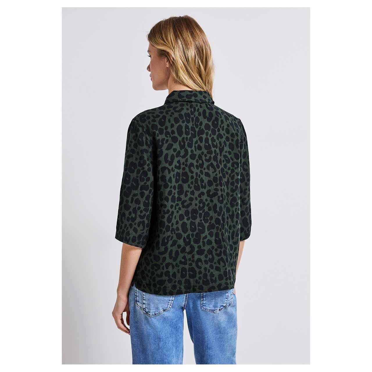 Damen 3/4 Arm Bluse Musselin von Street One in Dunkelgrün mit Leo-Print, Rückansicht Oberkörper getragen