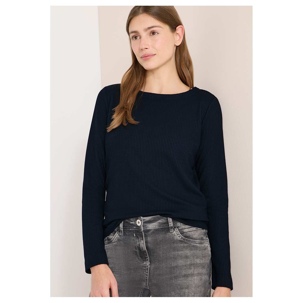 Damen Langarm Shirt Vertical Structure Boatneck von Cecil in Dunkelblau gestreift, Vorderansicht am Model