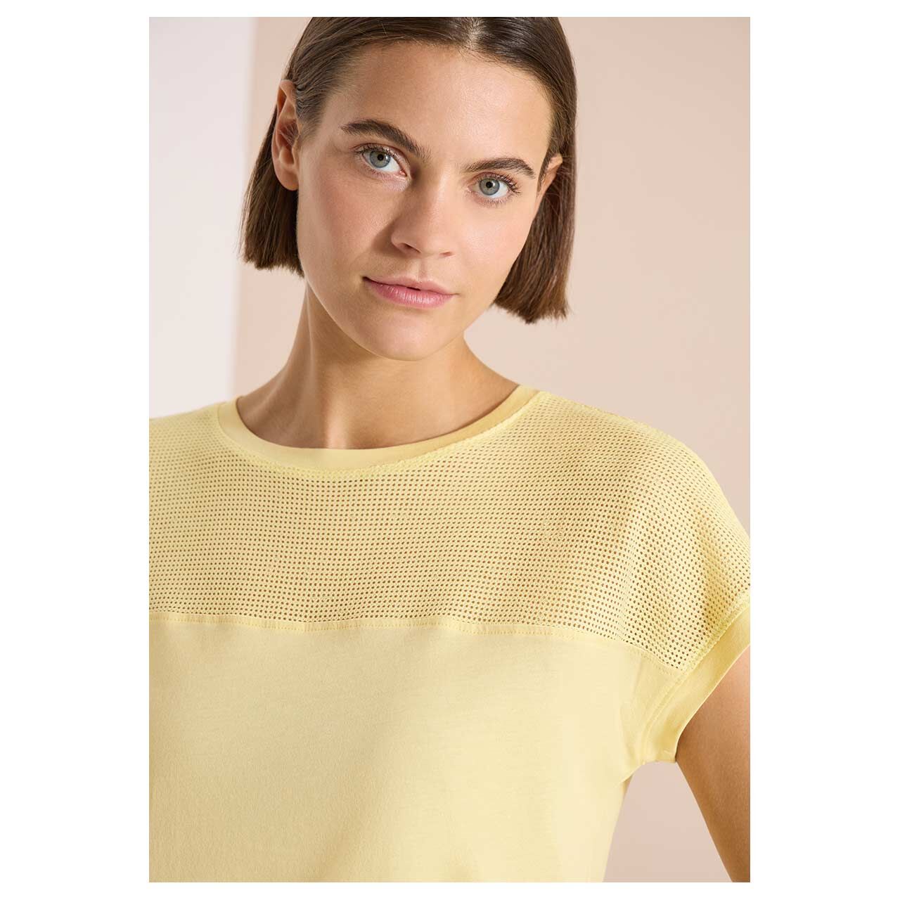 Damen T-Shirt Mesh Insert von Cecil in Gelb, detaillierte Vorderansicht am Model