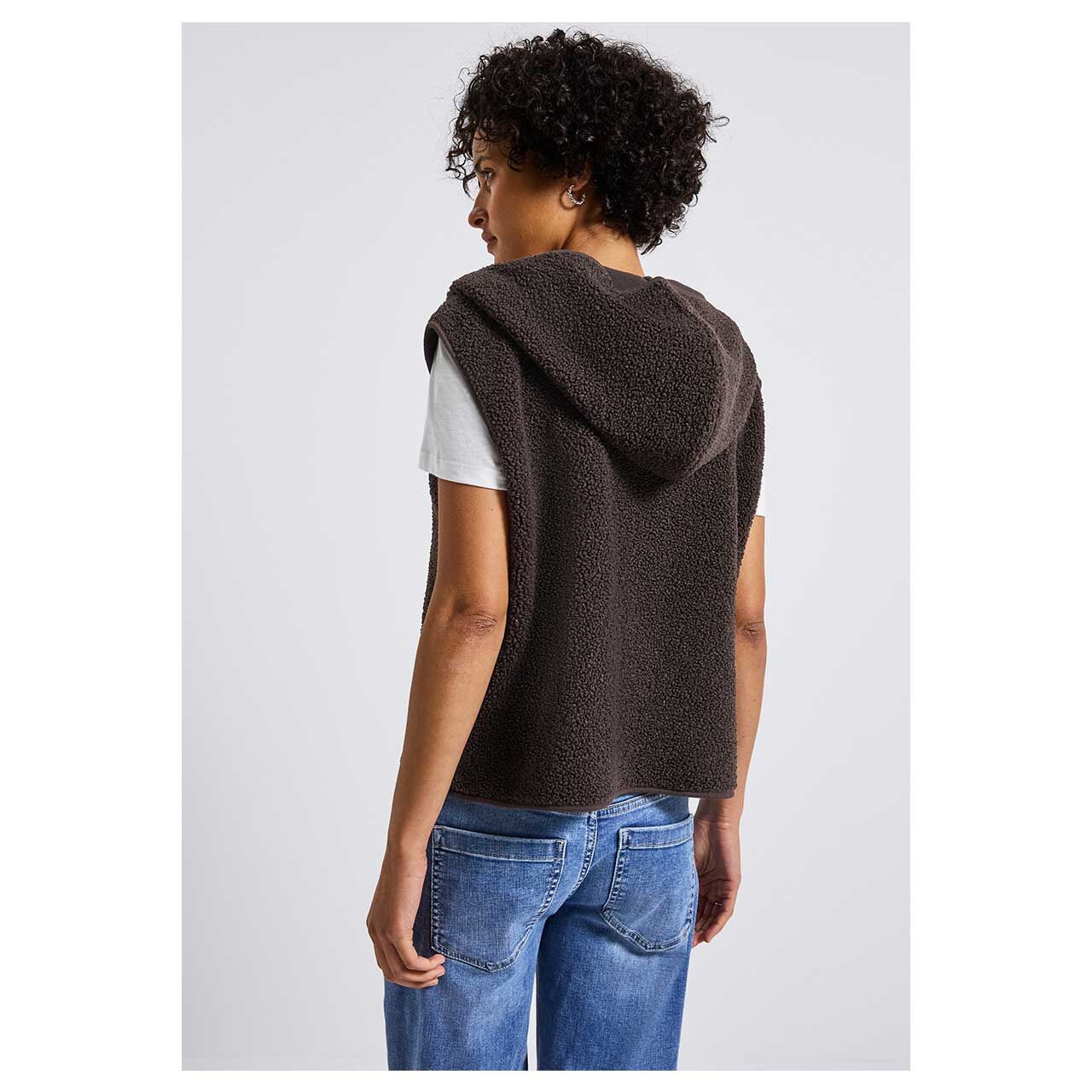 Damen Hoodie Teddy Weste von Street One in Dunkelbraun, Rückansicht am Model