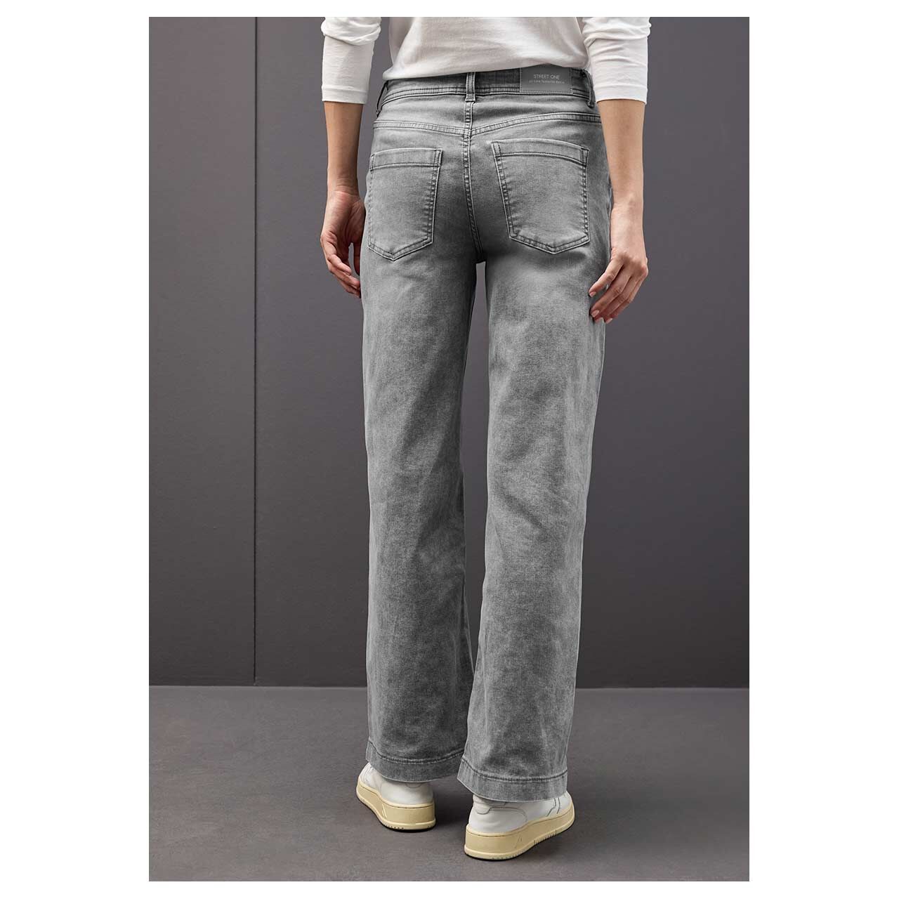 Damenjeans Wide Leg von Street One in Hellgrau verwaschen, Rückansicht am Model