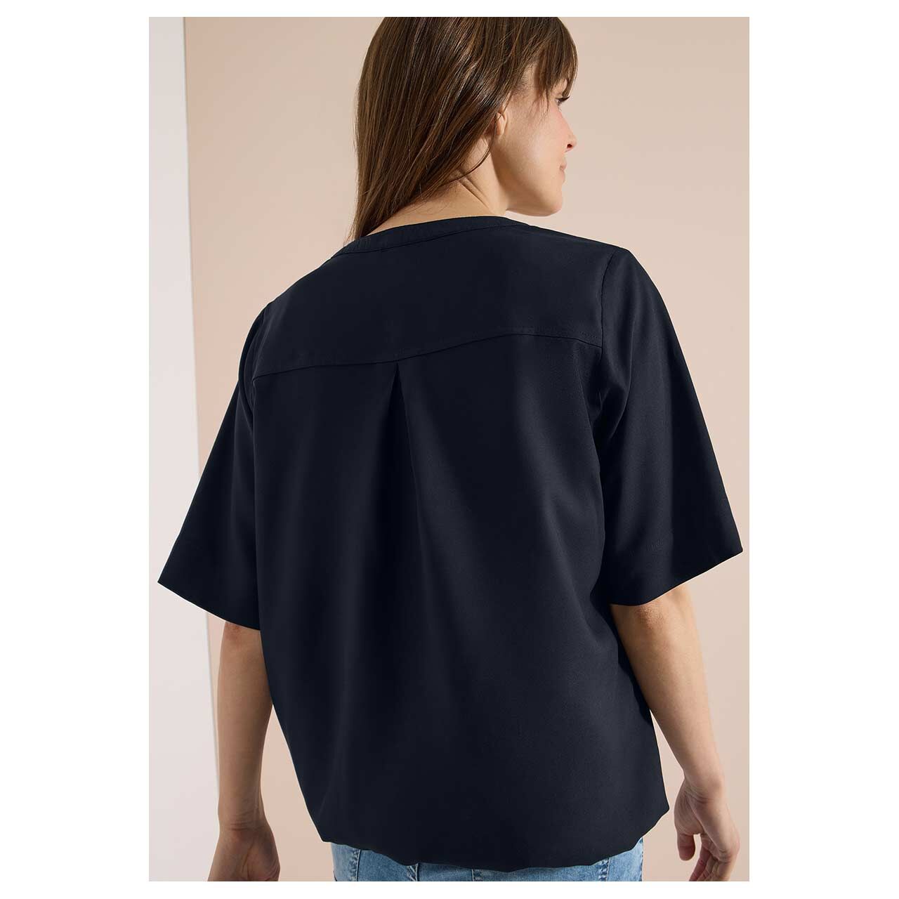 Damen Kurzarm Bluse Solid Splitneck von Cecil in Dunkelblau, Rückansicht am Model