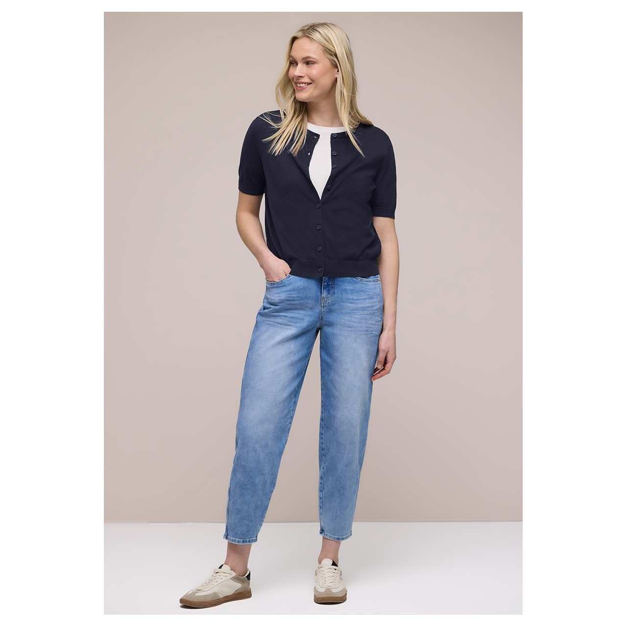 Damen Strickjacke Short Sleeve Cardigan von Street One in Dunkelblau, Ganzkörperansicht am Model