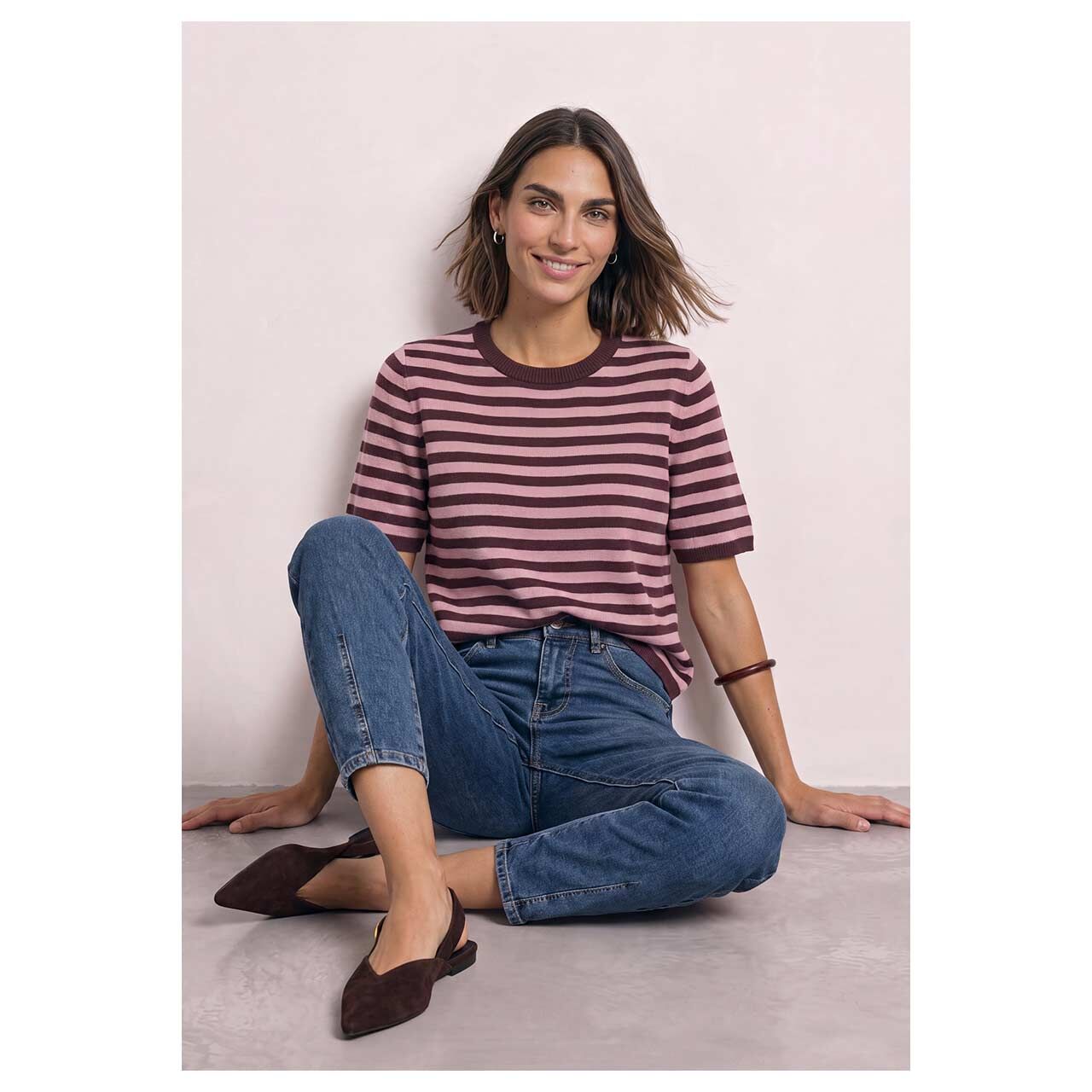 Damen Kurzarm Pullover Cosy Sweater von Street One in Lila gestreift, Ganzkörperansicht im Sitzen