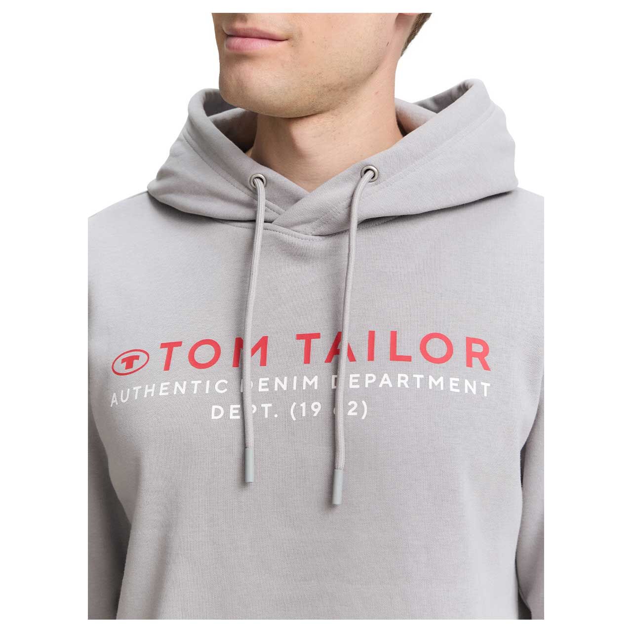 Herren Hoodie Sweatshirt von Tom Tailor in Hellgrau mit Print, Detailansicht Oberkörper am Model