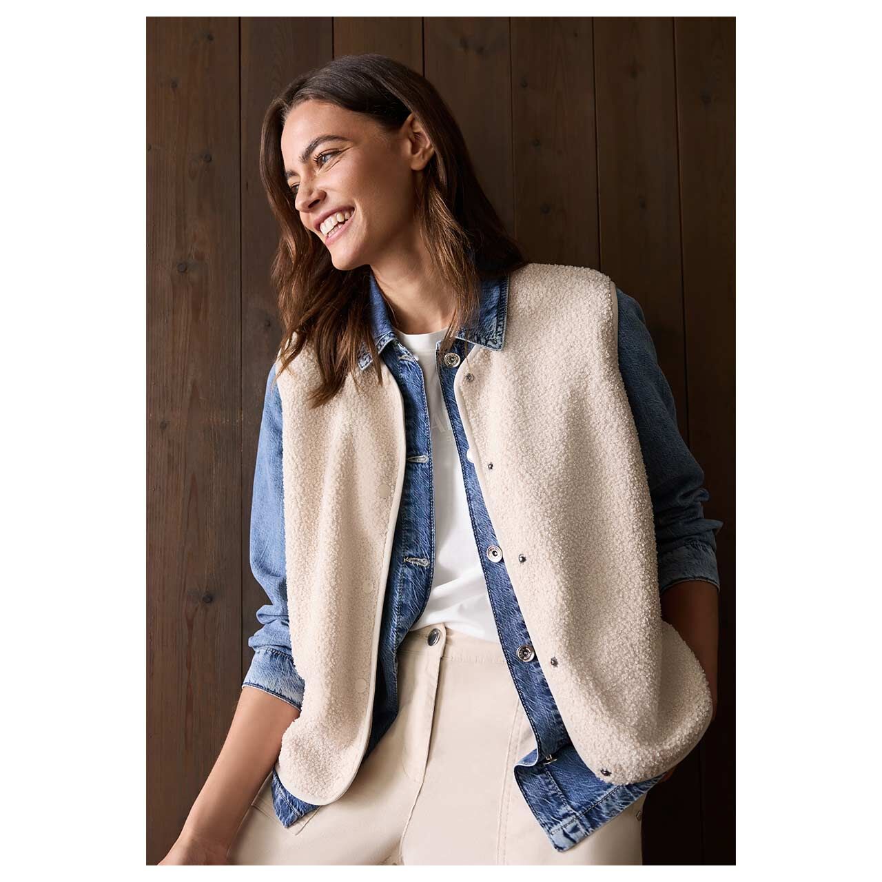 Damen Weste Curly Fake Wool Vest von Cecil in Cremeweiß, detaillierte Vorderansicht am Model