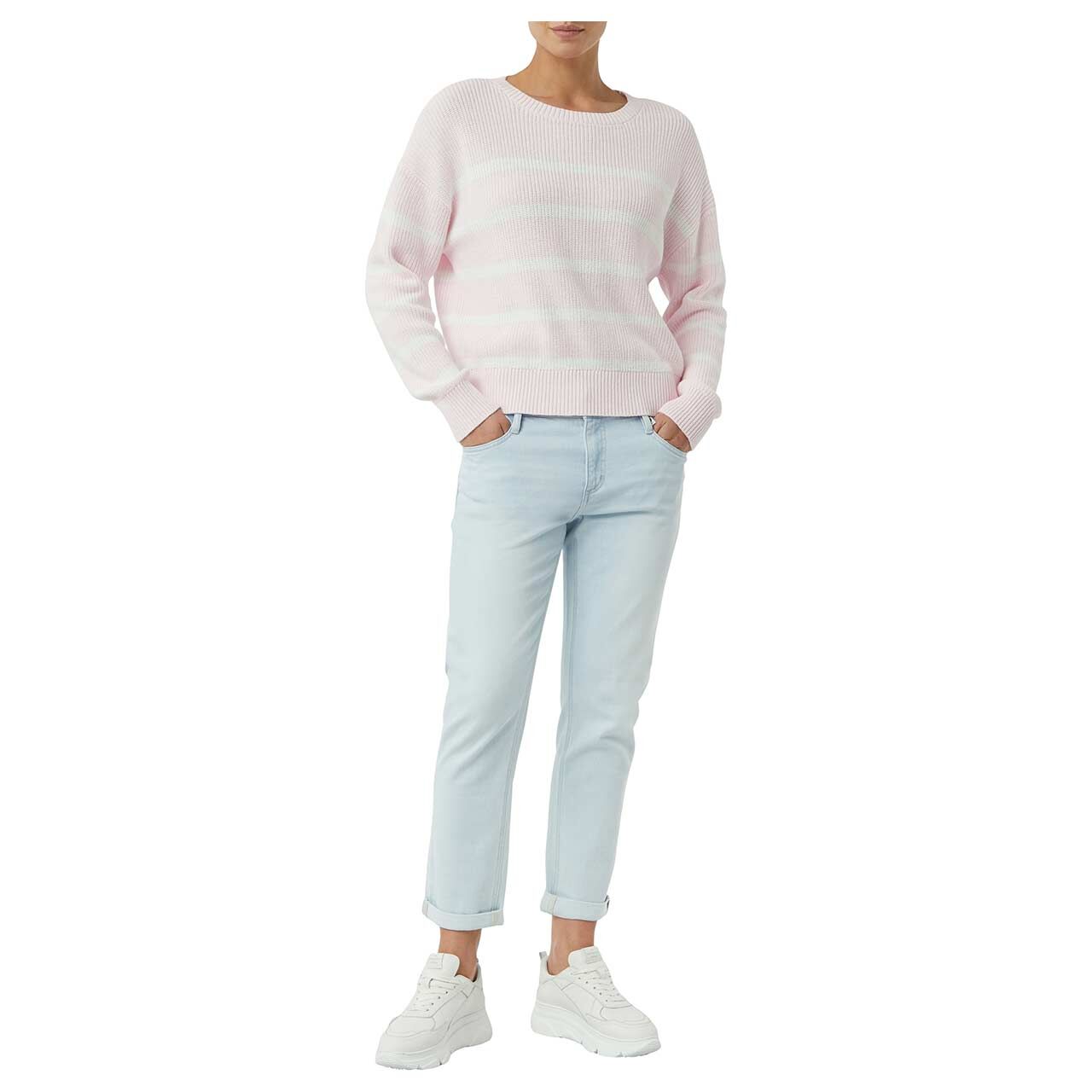 Weitaufnahme Model, Vorderansicht des Damen Pullovers von s.Oliver in Rosa mit Print 