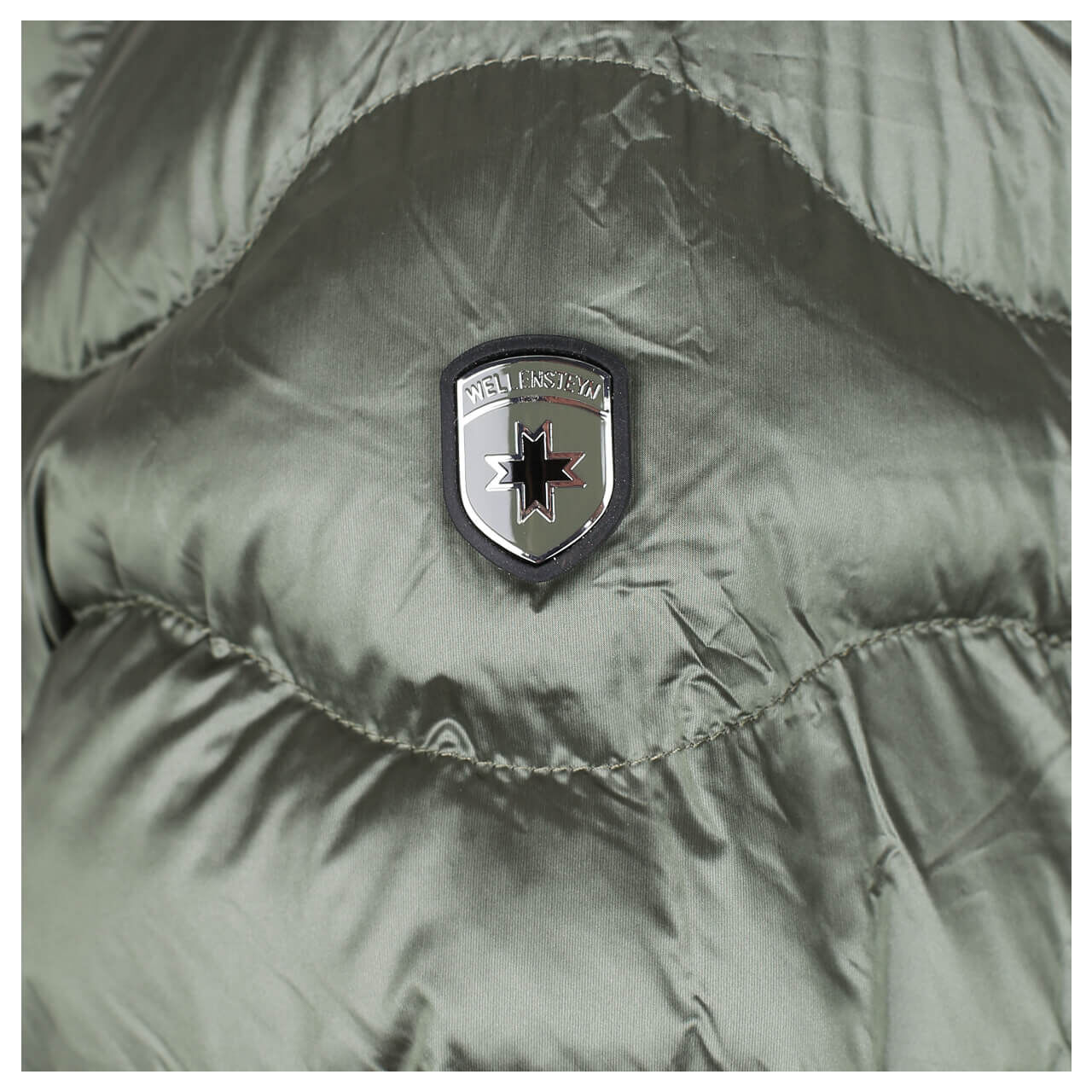 Herren Jacke Airweight Men von Wellensteyn in Olivgrün, Detailansicht Markenlogo