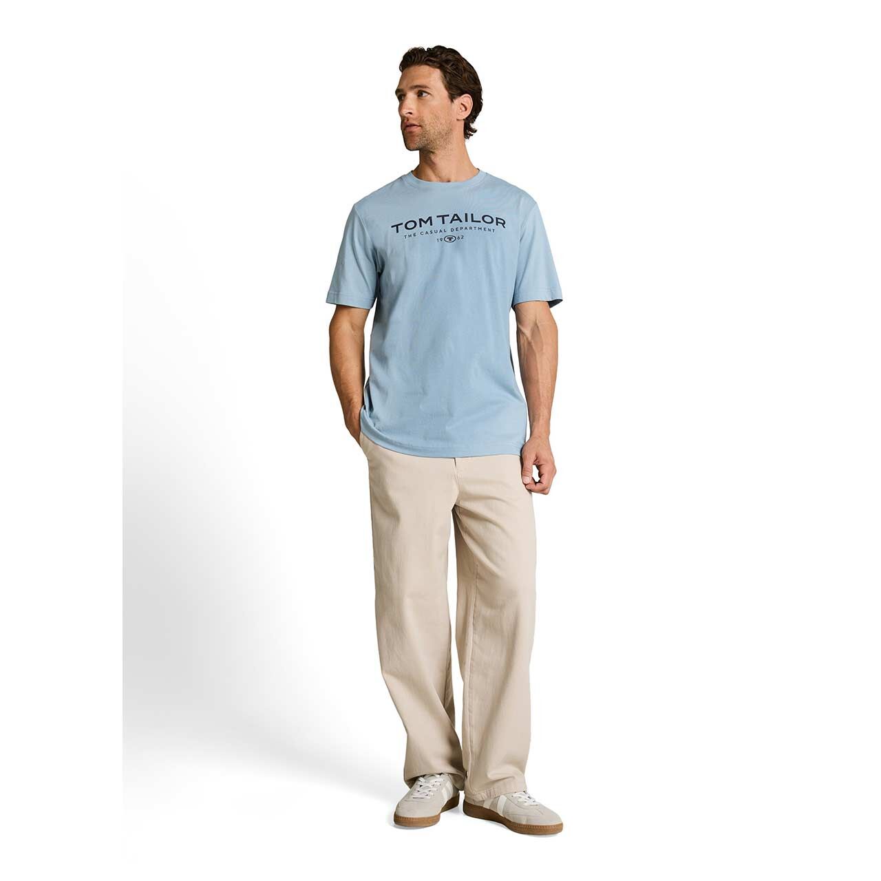 Herren T-Shirt von Tom Tailor in Blau mit Print, Ganzkörperansicht am Model