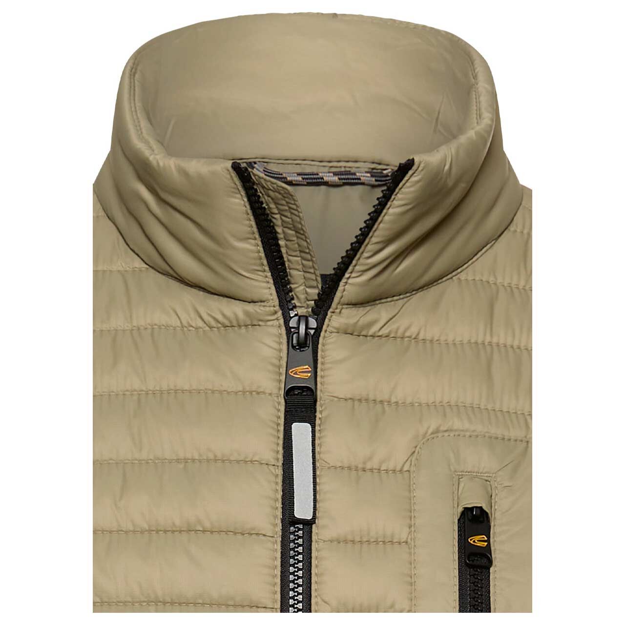 Herren Weste von Camel active in Olivgrün, detaillierte Vorderansicht