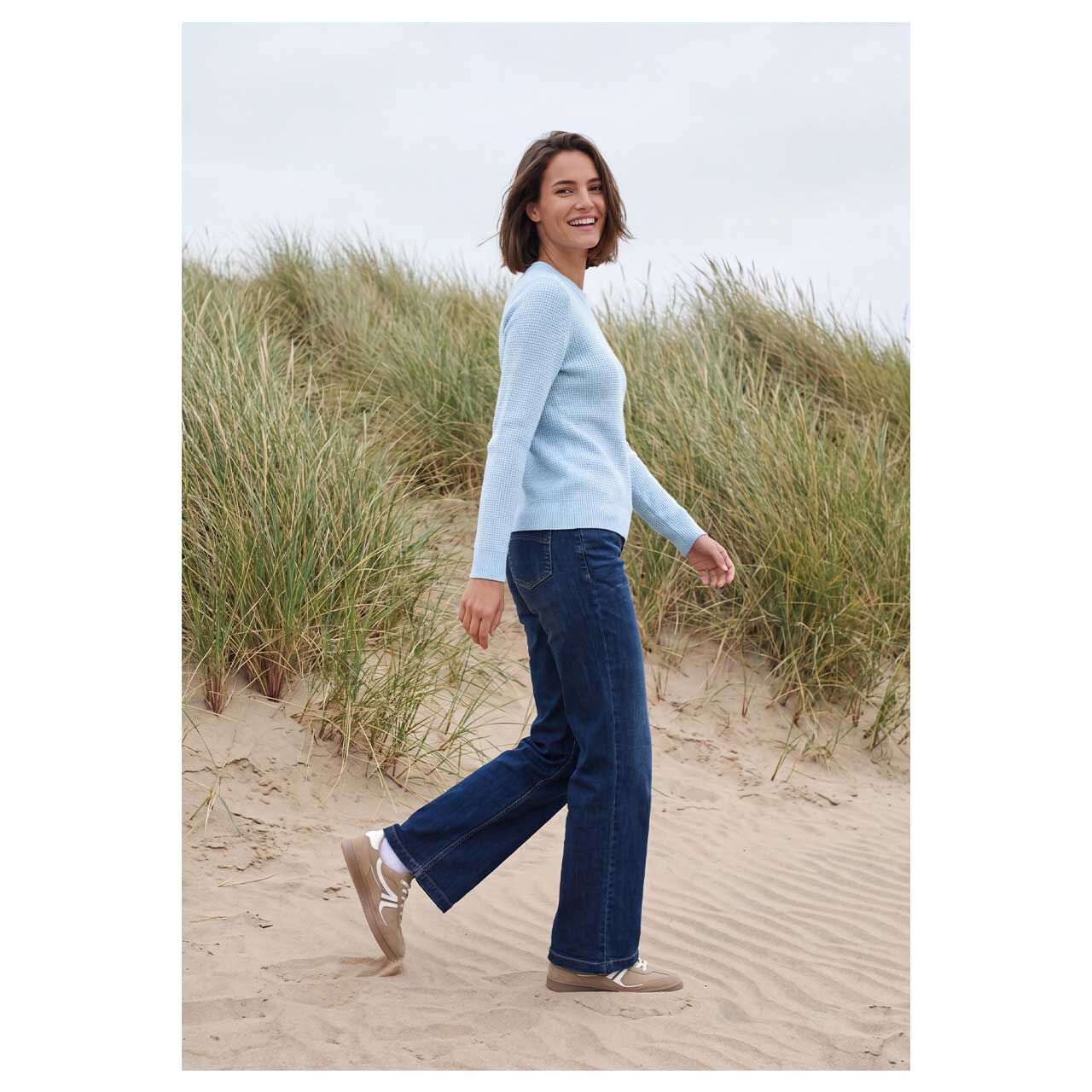 Damen Pullover Structured Cosy Sweater von Cecil in Hellblau meliert, seitliche Ganzkörperansicht am Model