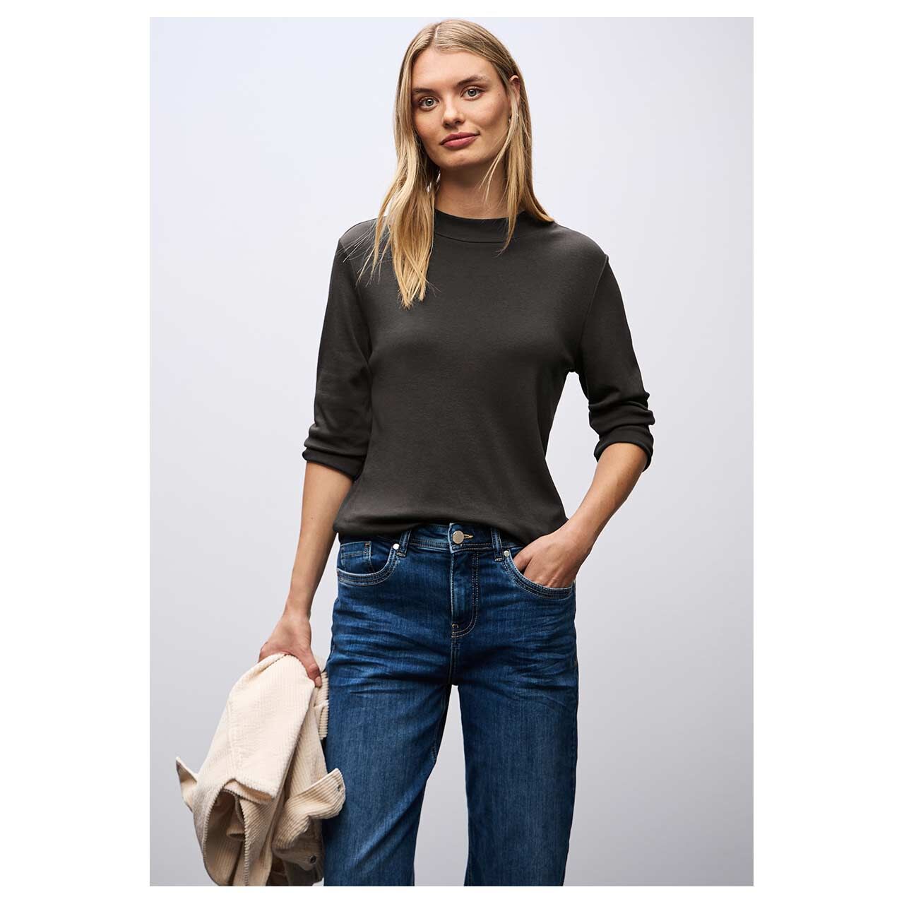 Damen 3/4 Arm Shirt Basic Turtle Neck von Street One in Dunkelbraun, detaillierte Vorderansicht am Model