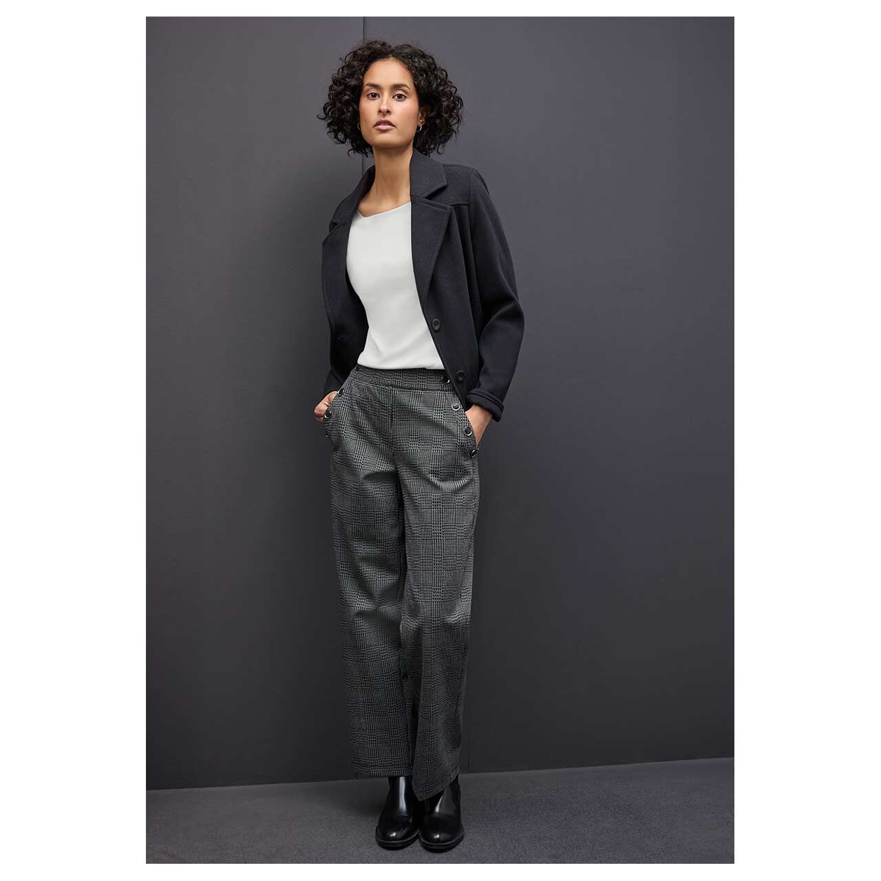 Damen Langarm Shirt Lanea von Street One in Hellgrau, Ganzkörperansicht am Model