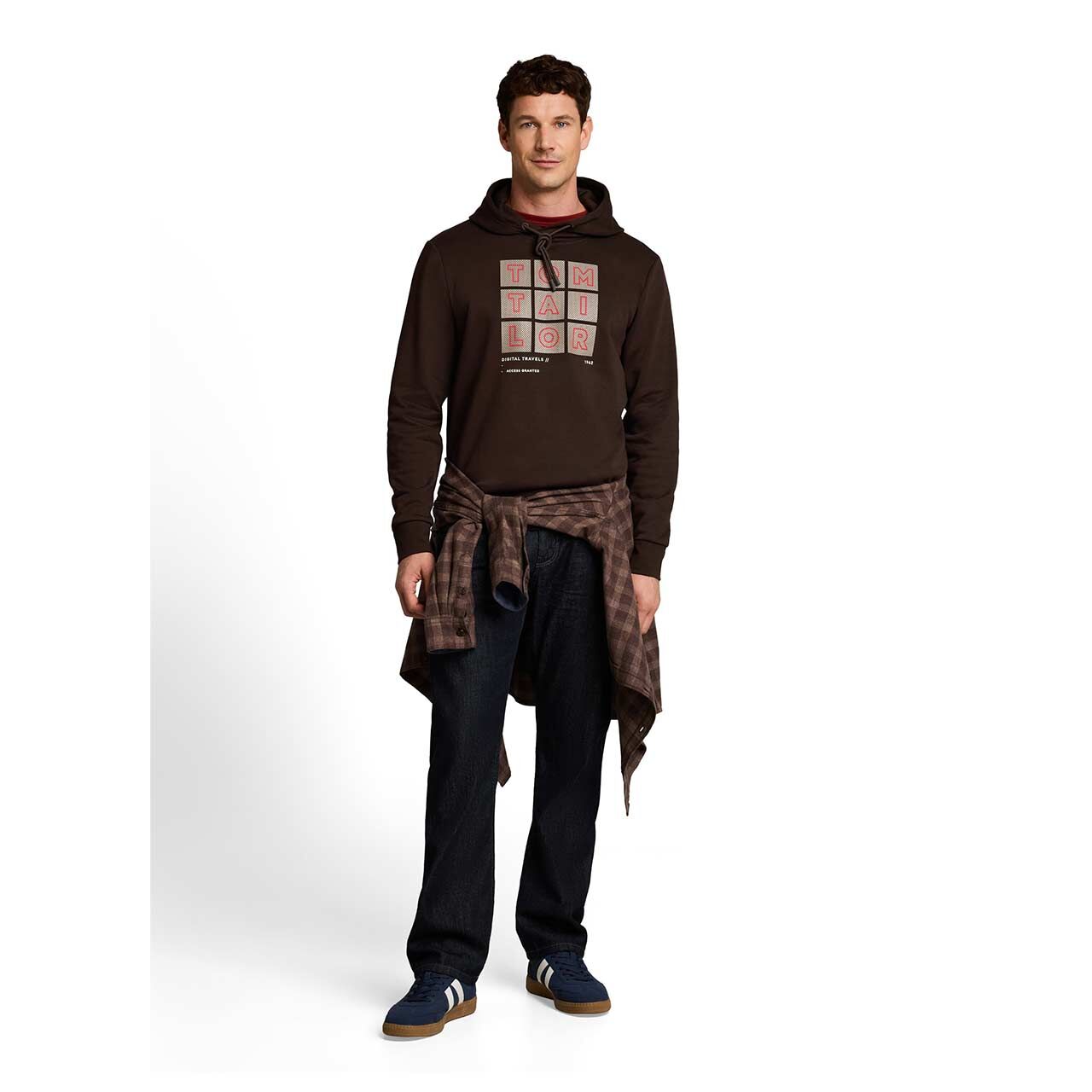 Herren Hoodie Sweatshirt von Tom Tailor in Dunkelbraun mit Print, Ganzkörperansicht am Model