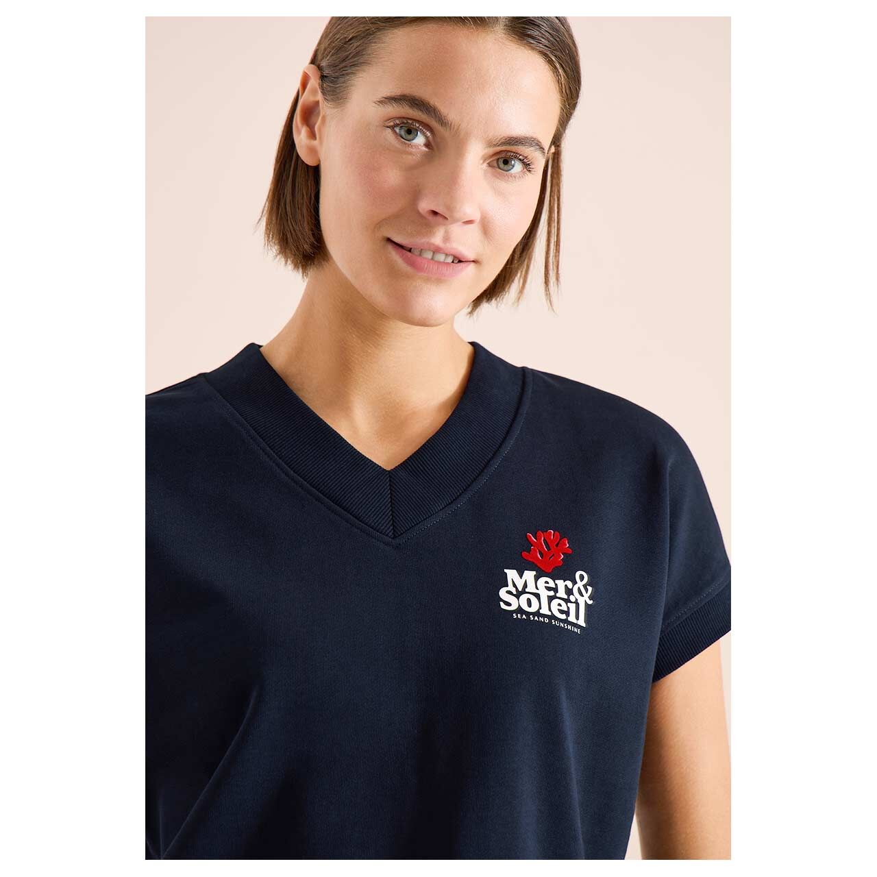 Damen Kurzarm Sweatshirt V-Neck von Cecil in Dunkelblau mit Print, detaillierte Vorderansicht am Model