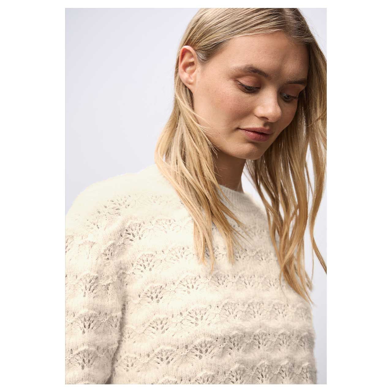 Damen Pullover Fluffy Structure von Street One in Hellbeige, detaillierte Vorderansicht am Model