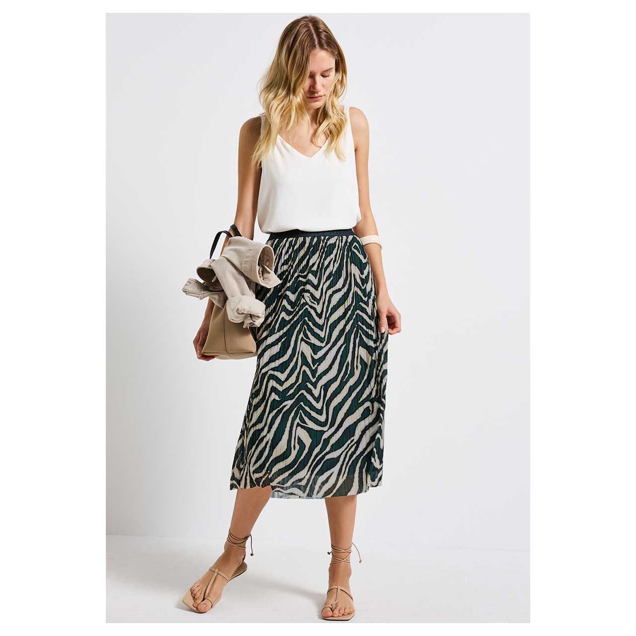 Damen Plissée Rock in Dunkelgrün mit Print,Ganzkörperansicht Outfit Modell gestylt