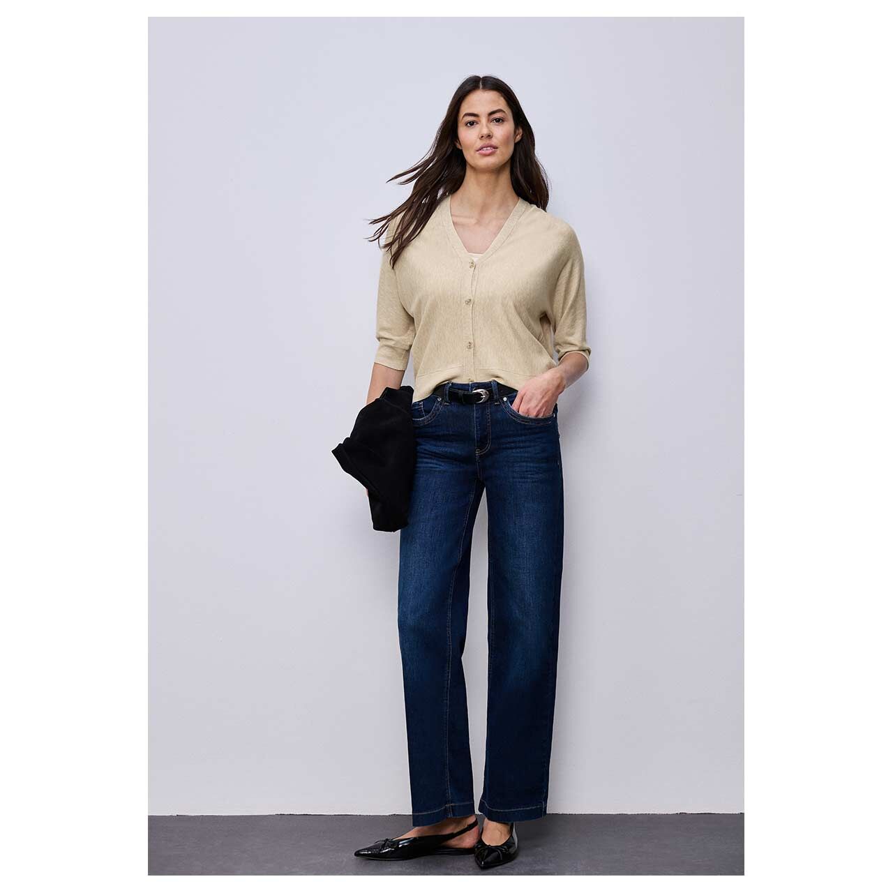 Damen Strickjacke V-Neck Button Up Cardigan von Street One in Beige meliert, Ganzkörperansicht am Model