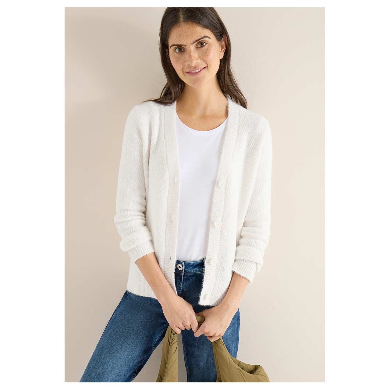 Damen Strickjacke Featheryarn Cardigan von Cecil in Cremeweiß, Ganzkörperansicht am Model