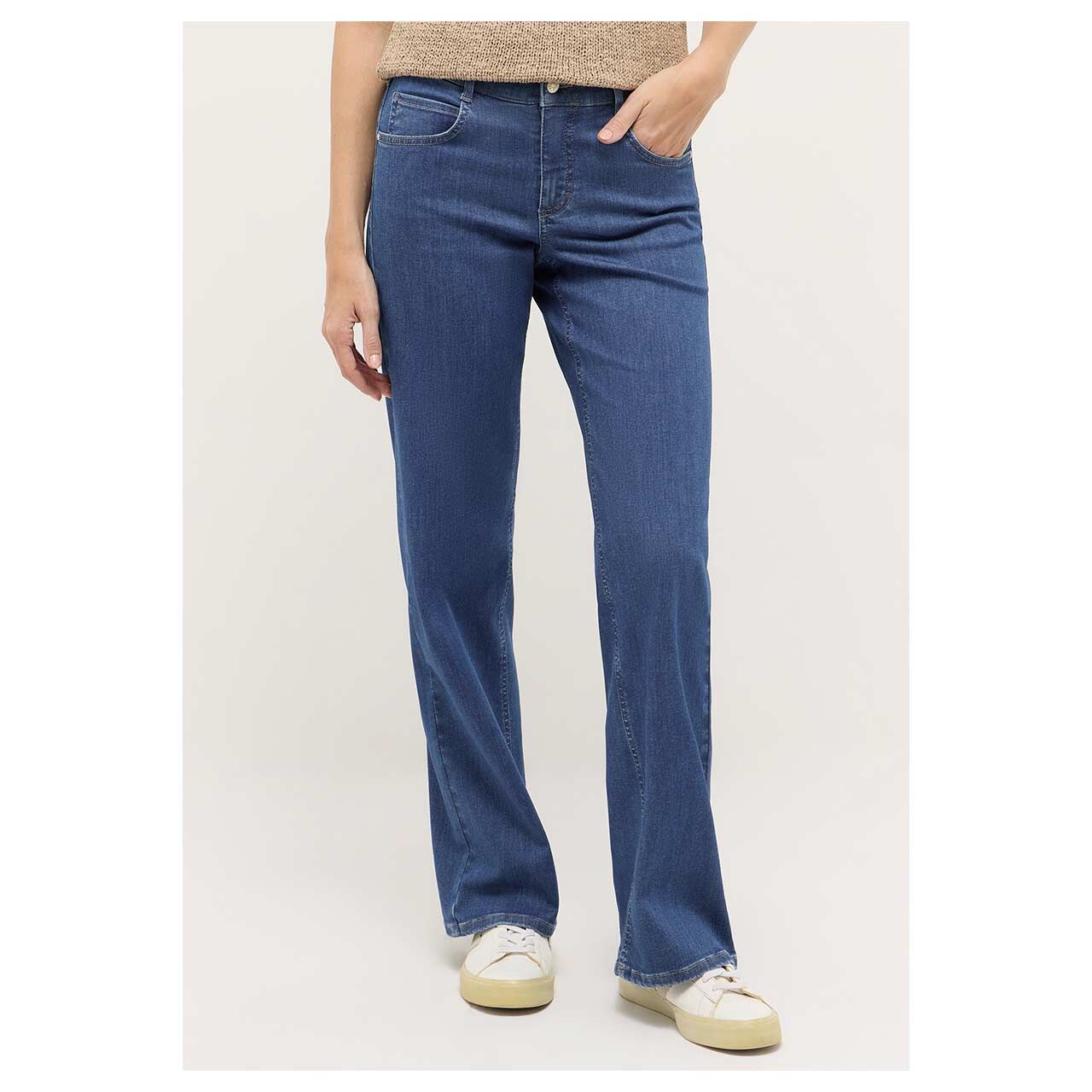 Stretch Damenjeans Liz von Angels in Blau angewaschen, Vorderansicht am Model