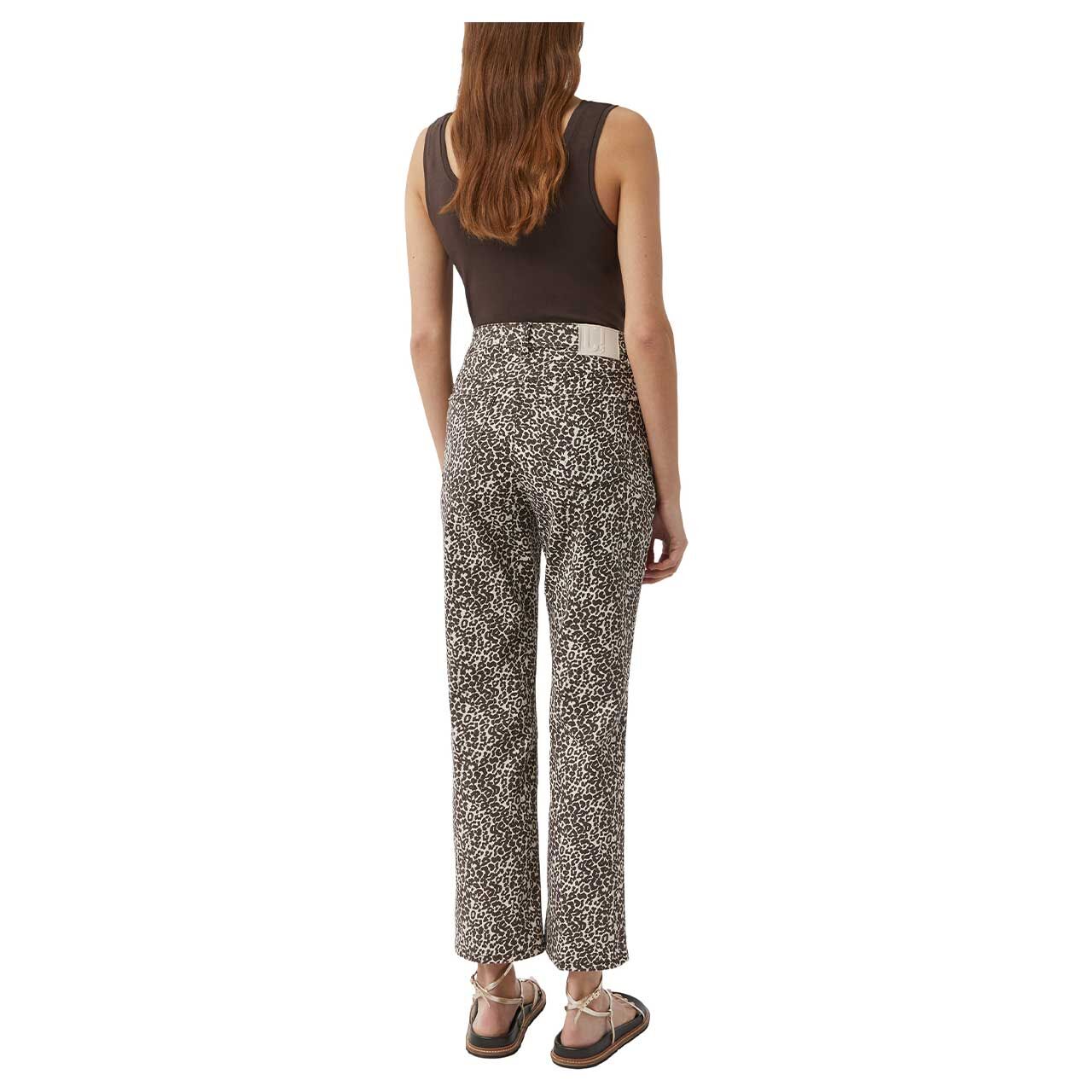 Rückansicht der getragenen Damen Ankle Jeans Easy Kick von Comma in Beige mit Leo-Print