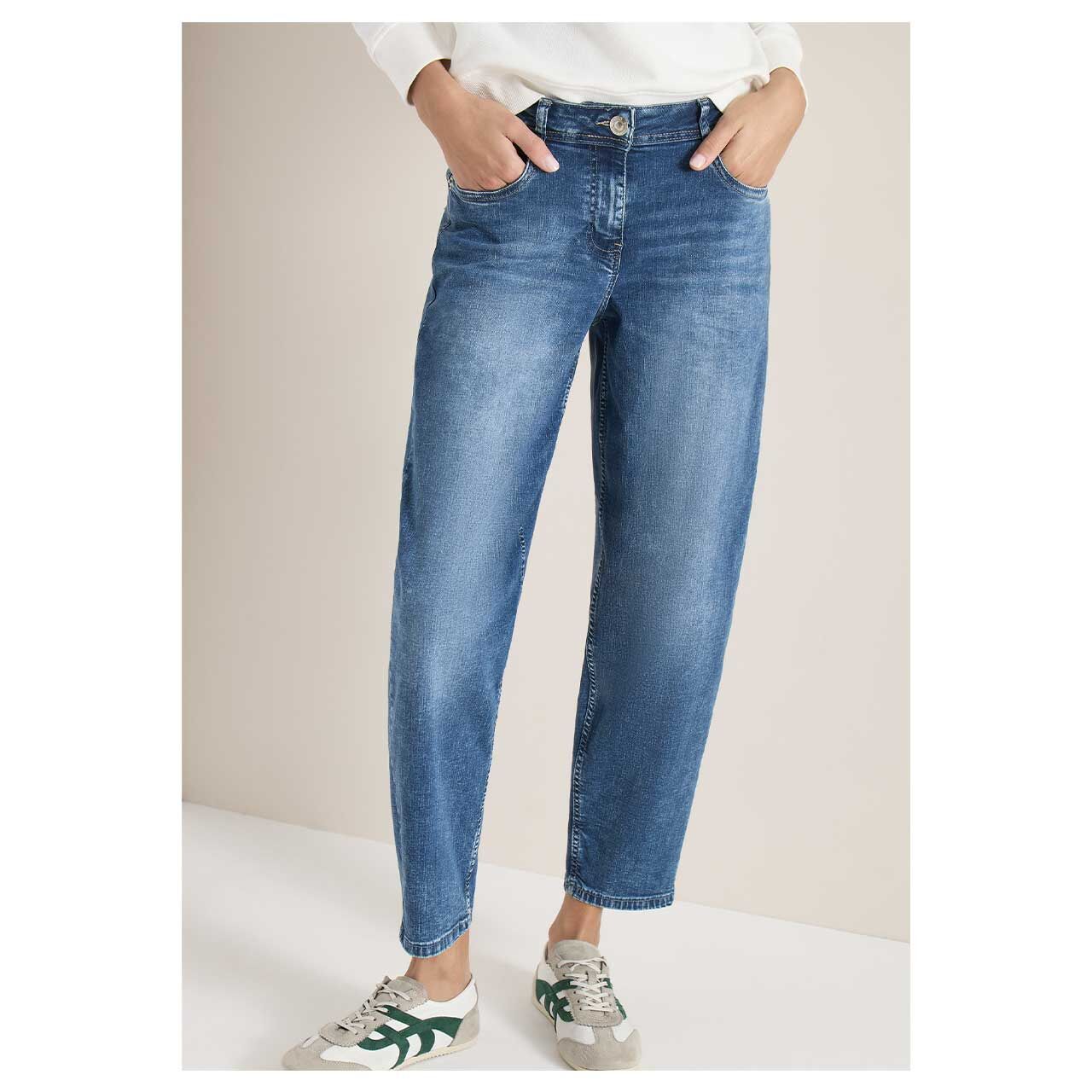 Damen Ankle Jeans Scarlett Barrel von Cecil in der Blau angewaschen, Vorderansicht am Model