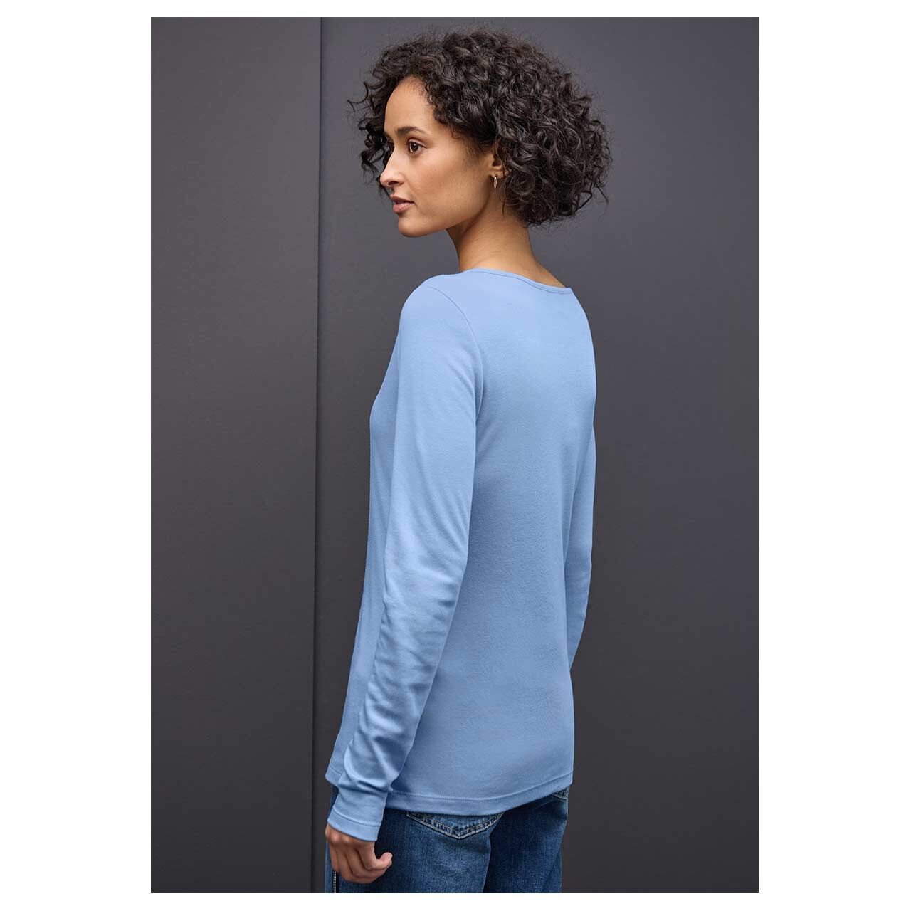 Damen Langarm Shirt Lanea von Street One in Hellblau, Rückansicht am Model