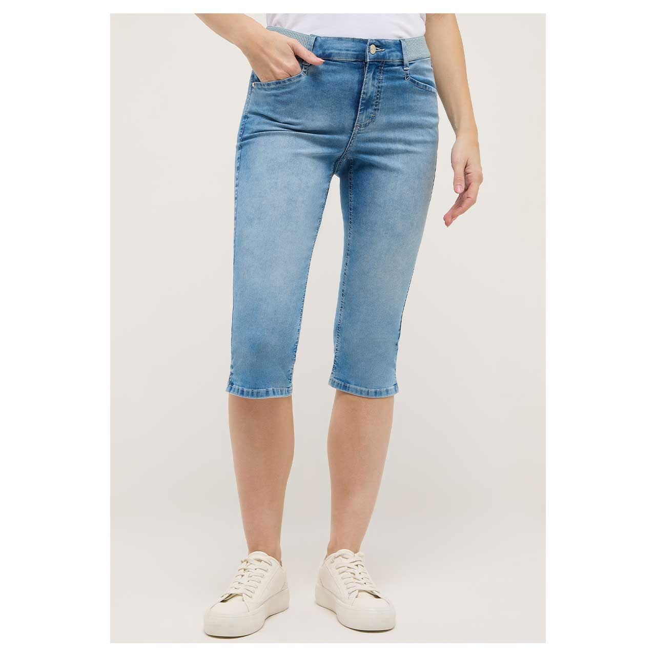 Damen 3/4 Jeans Anacapri Sporty von Angels in Hellblau angewaschen, Vorderansicht am Model