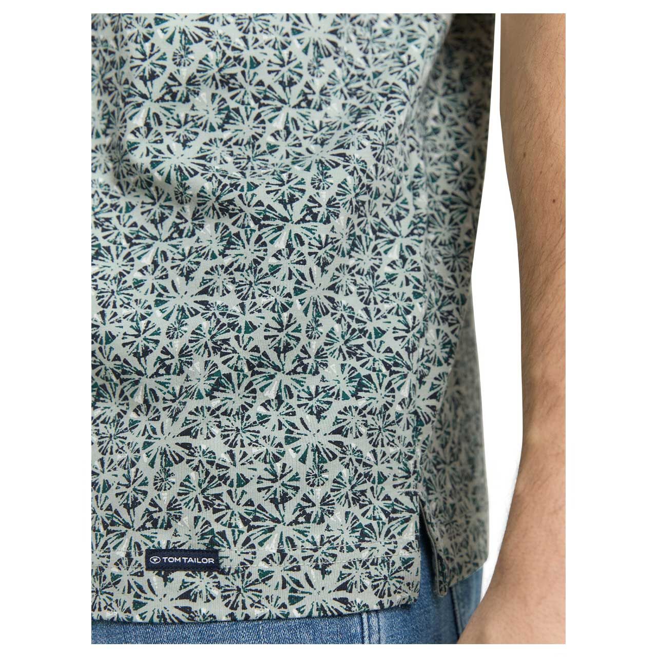 Herren Piqué Poloshirt von Tom Tailor in Hellgrün mit Print, detaillierte Vorderansicht am Model
