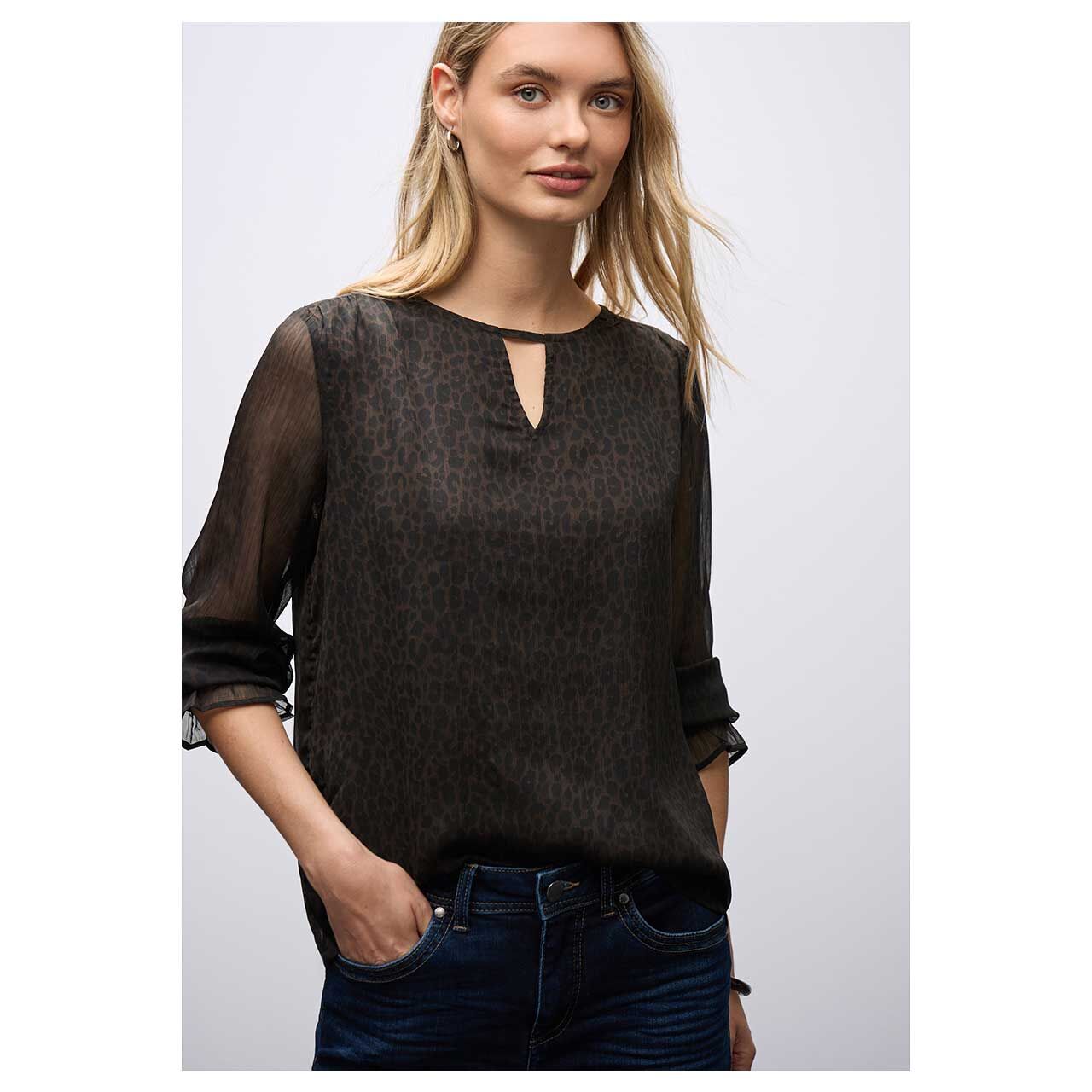 Damen Langarm Bluse Chiffon Tunic von Street One in Dunkelbraun mit Print, detaillierte Vorderansicht am Model