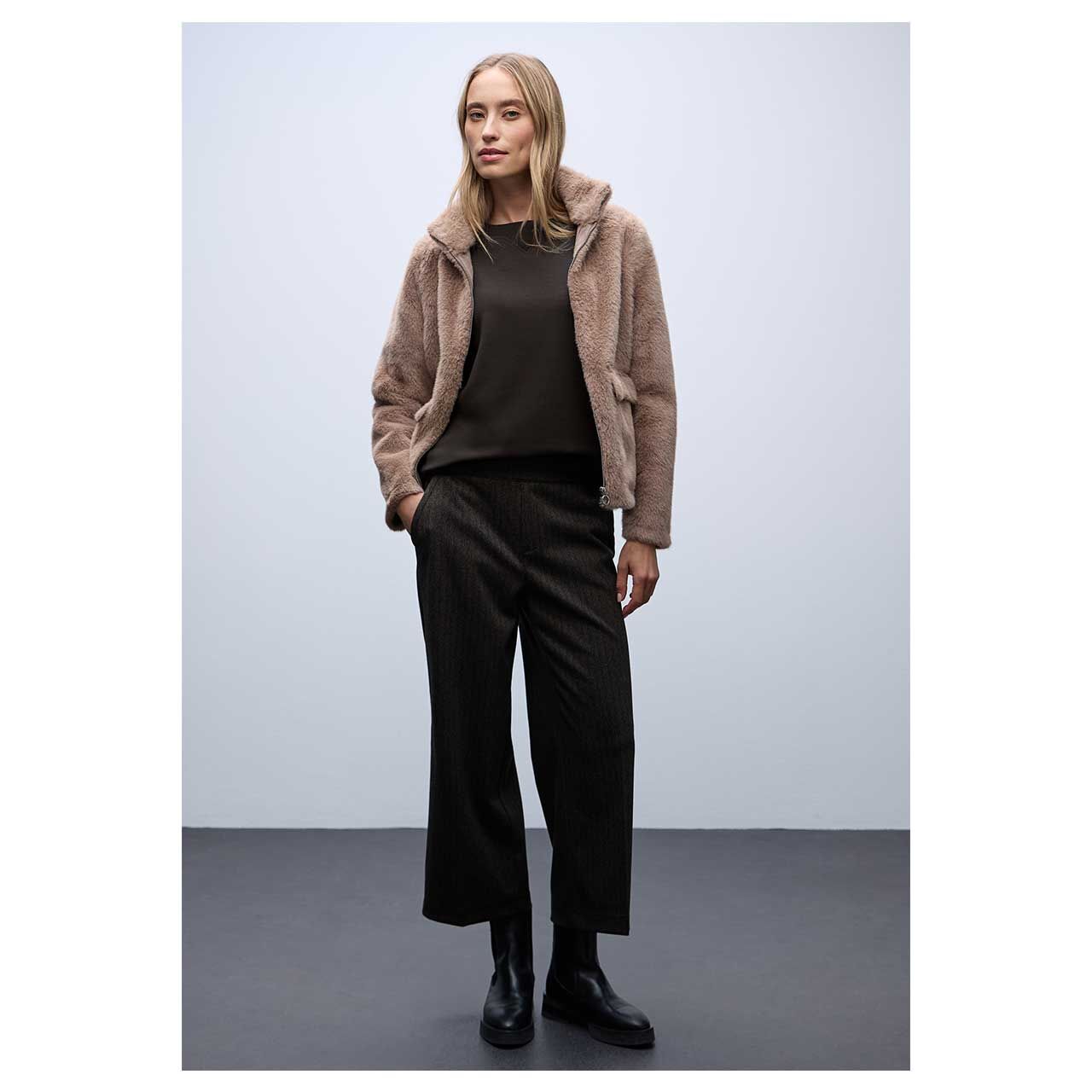 Damen Sweatshirt Rib Neck von Street One in Dunkelbraun meliert, Ganzkörperansicht gestylt am Model