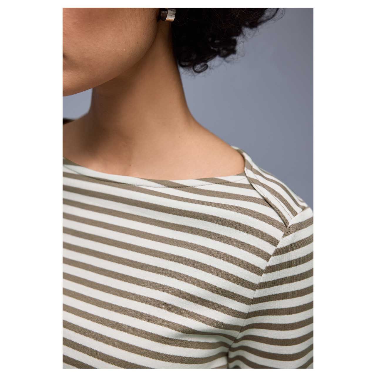 Damen Langarm Shirt U-Boat Stripe von Street One in Braun gestreift, Detailansicht vorne am Model