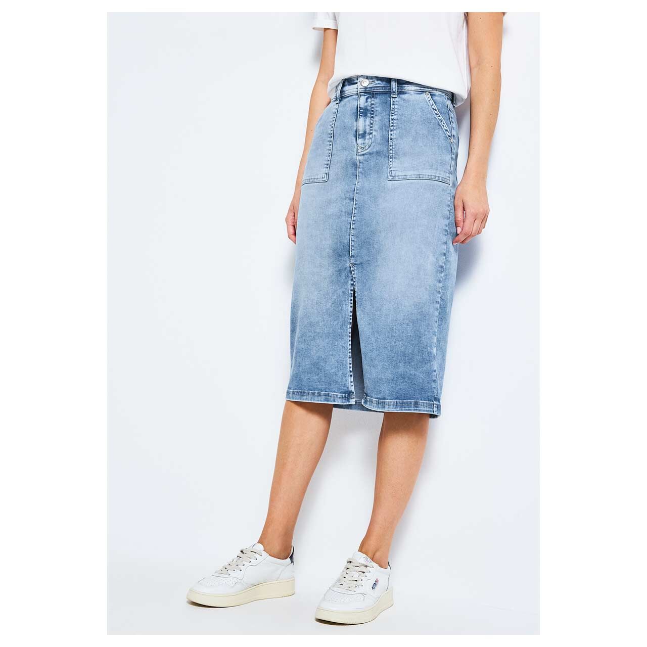 Damen Jeansrock von Street One in Hellblau verwaschen, detaillierte Vorderansicht am Modell