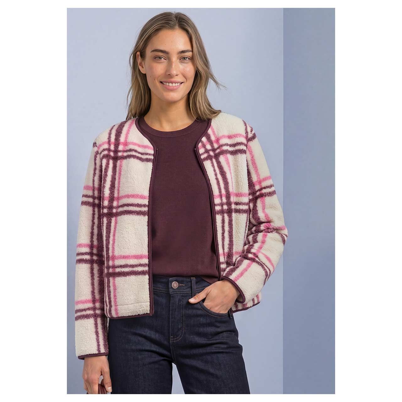 Damen Teddyjacke Printed Zip Jacket von Street One in Lila kariert, Vorderansicht am Model