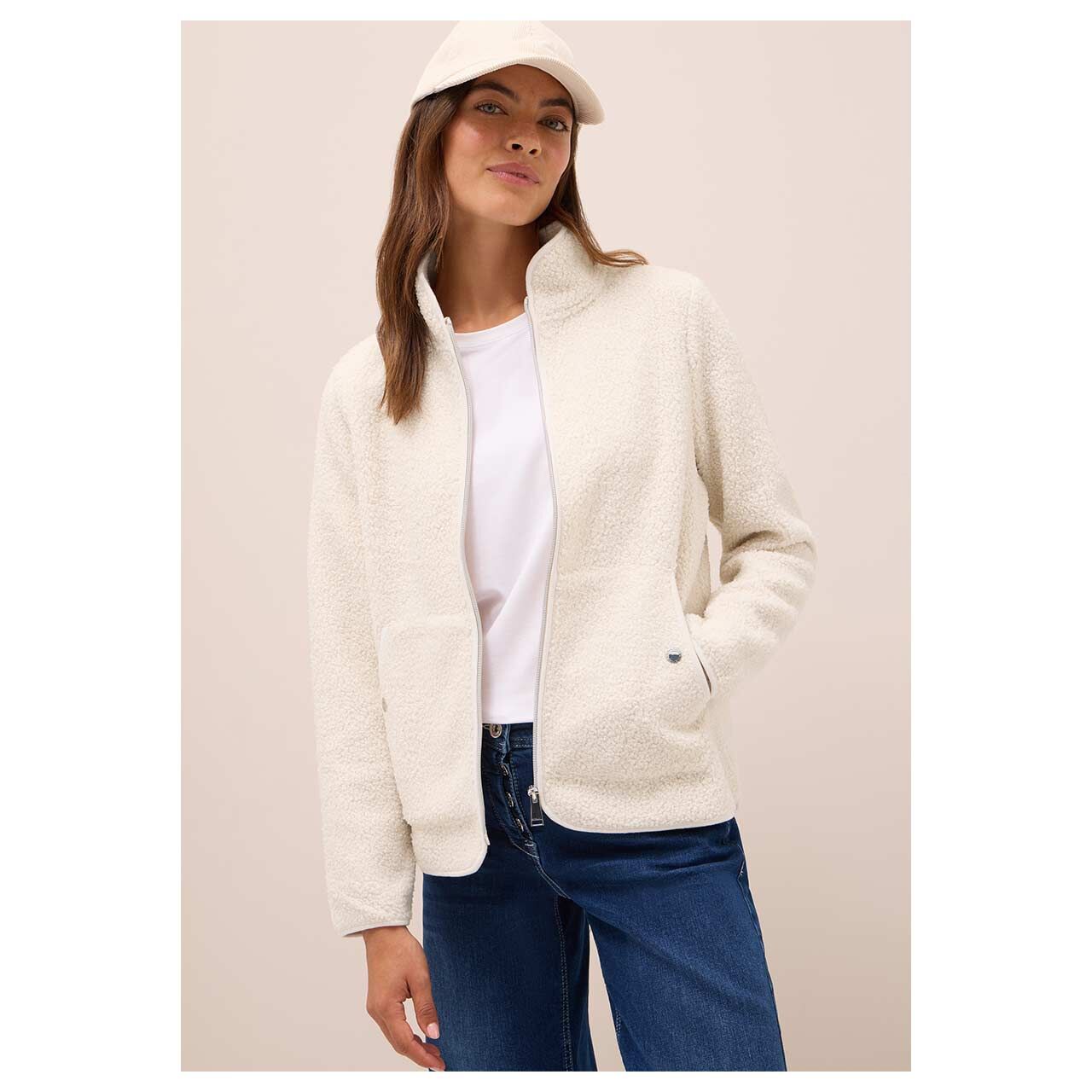 Damen Teddyjacke von Cecil in Cremeweiß mit der Farbnummer 15641, Vorderansicht am Model