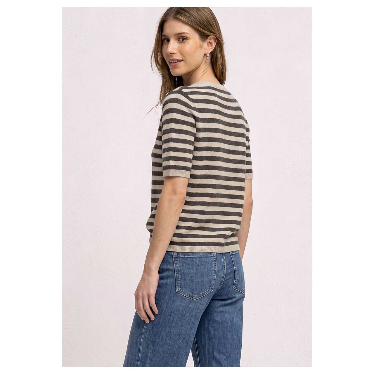 Damen Kurzarm Pullover Cosy Sweater von Street One in Beige gestreift, Rückansicht am Model