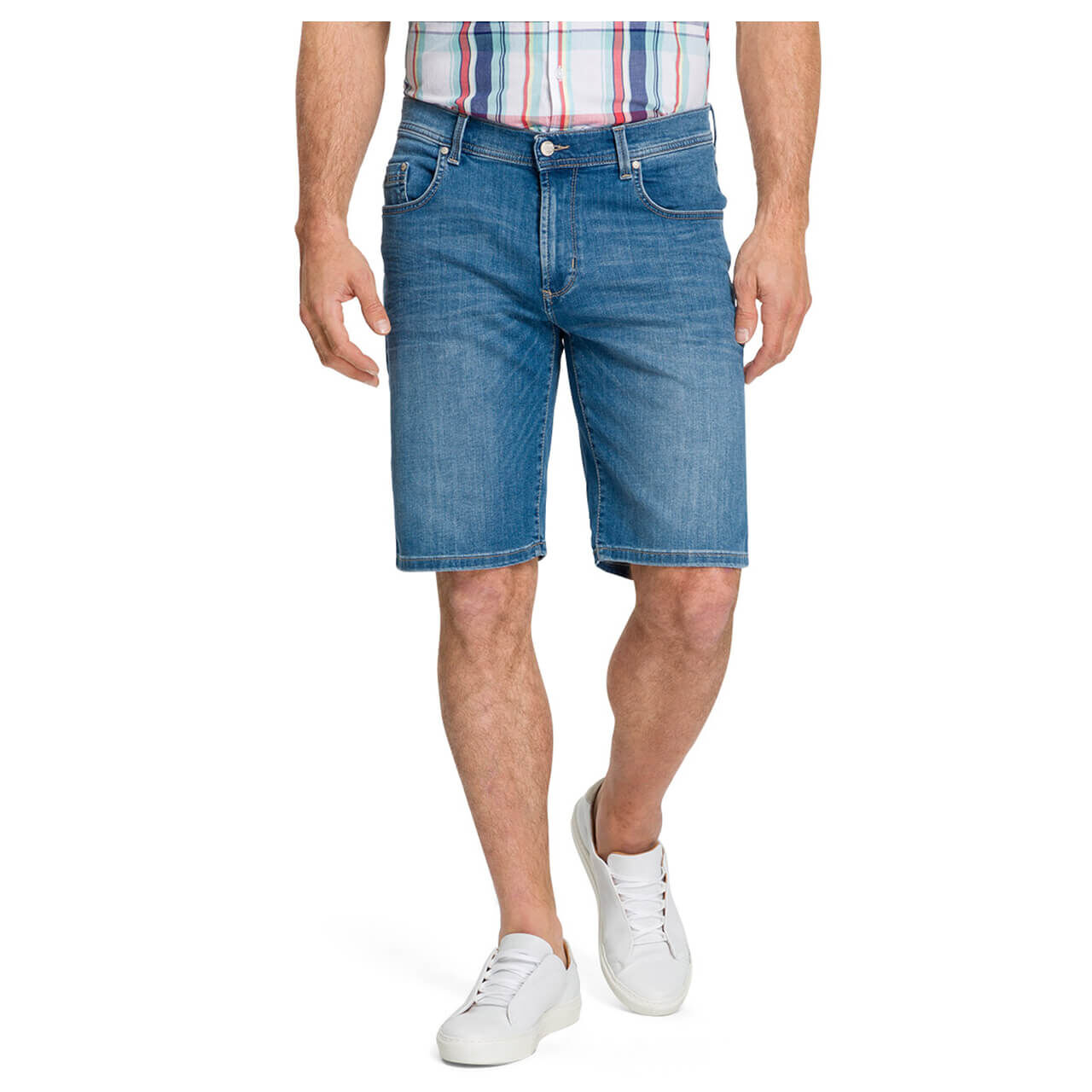 pioneer-jeans-finn-6835-ansicht-vorne-gehend Pioneer Jeans Finn Megaflex Bermuda für Herren in Hellblau angewaschen, FarbNr.: 6835