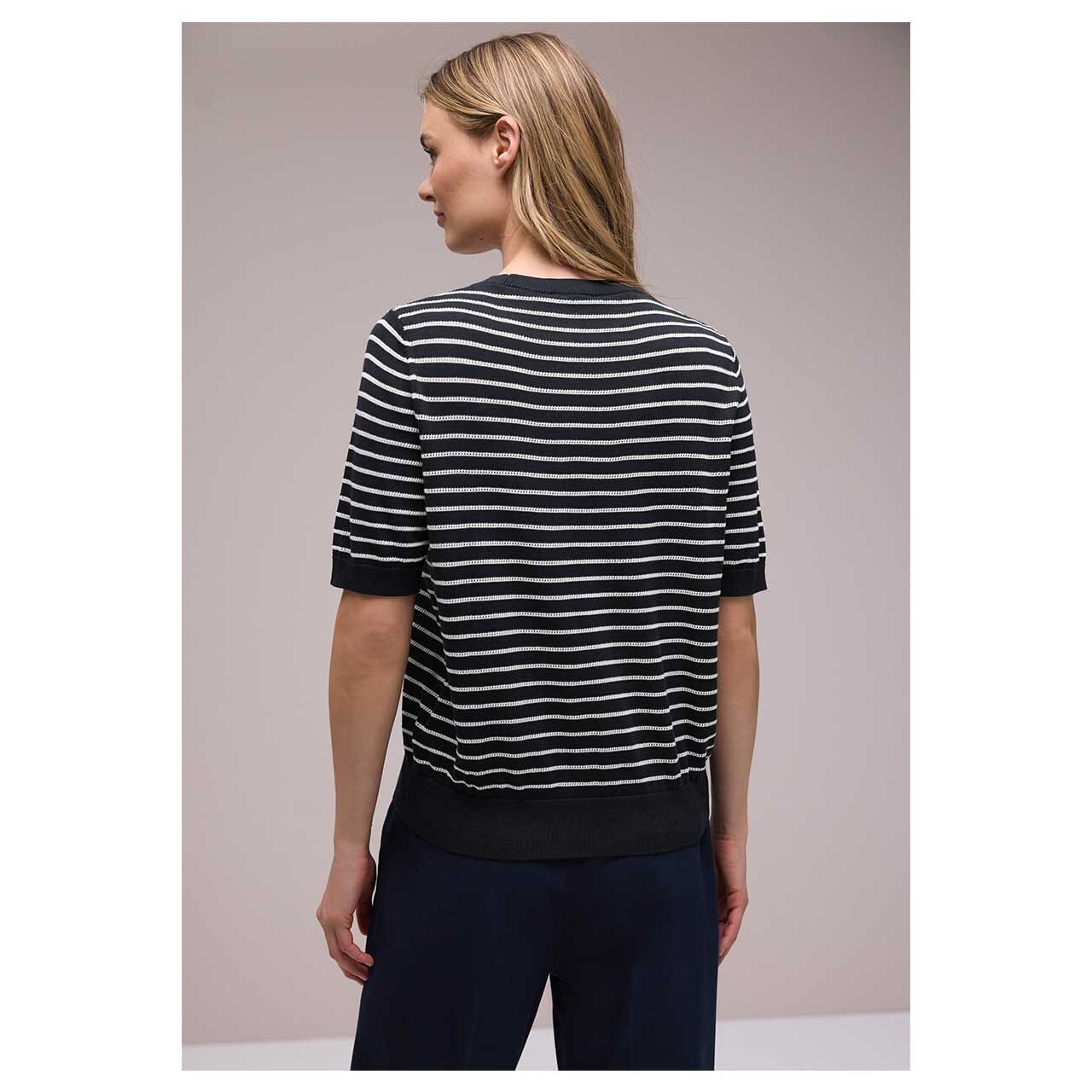 Damen T-Shirt Short Sleeve Structure von Street One in Dunkelblau, seitliche Vorderansicht am Model