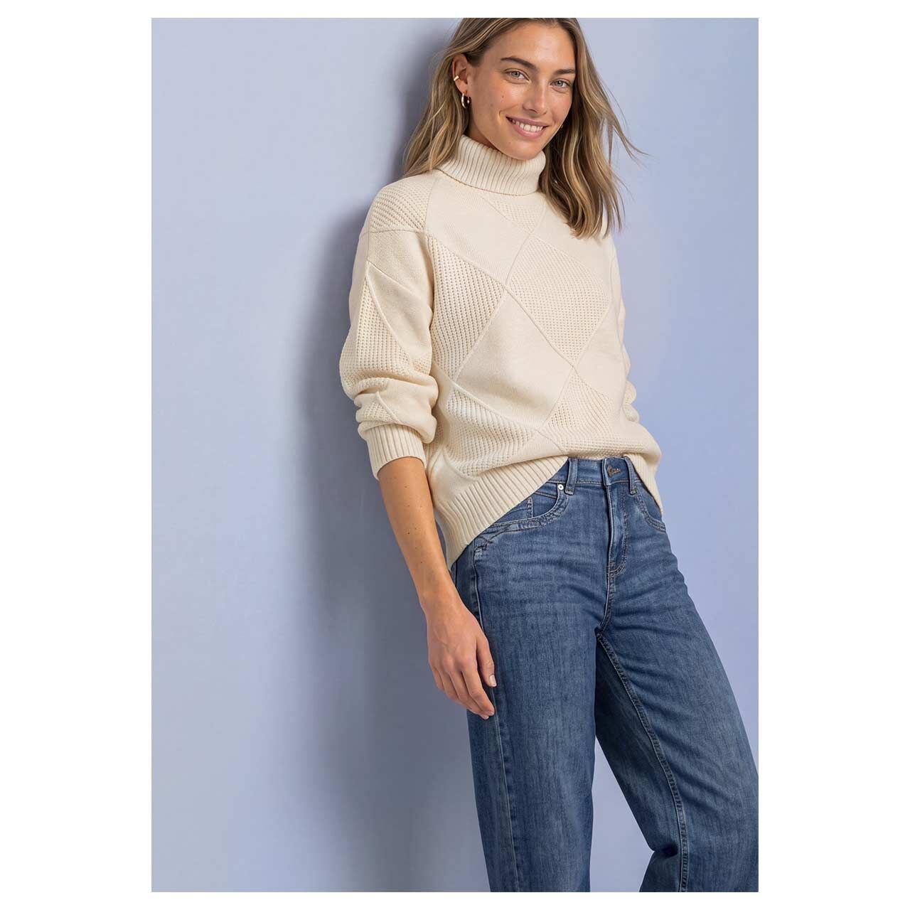 Damen Rollkragen Pullover Cosy Structure Sweater von Street One in Hellbeige, Vorderansicht am Model