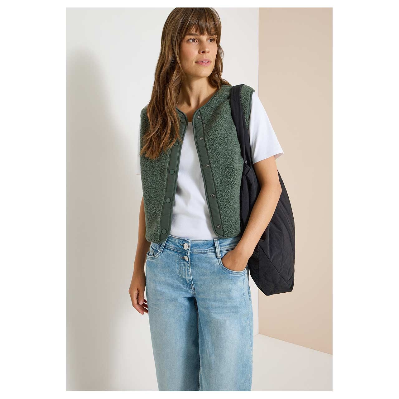 Damen Teddy Weste Solid Matmix Vest von Cecil in Dunkelgrün, Vorderansicht gestylt am Model