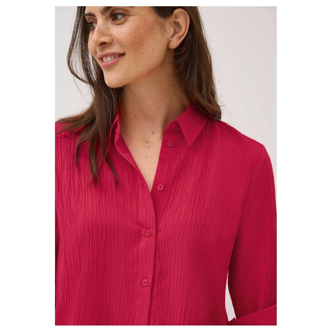 Damen 3/4 Arm Bluse Solid Structure von Cecil in Rot, Detailansicht Oberkörper am Model