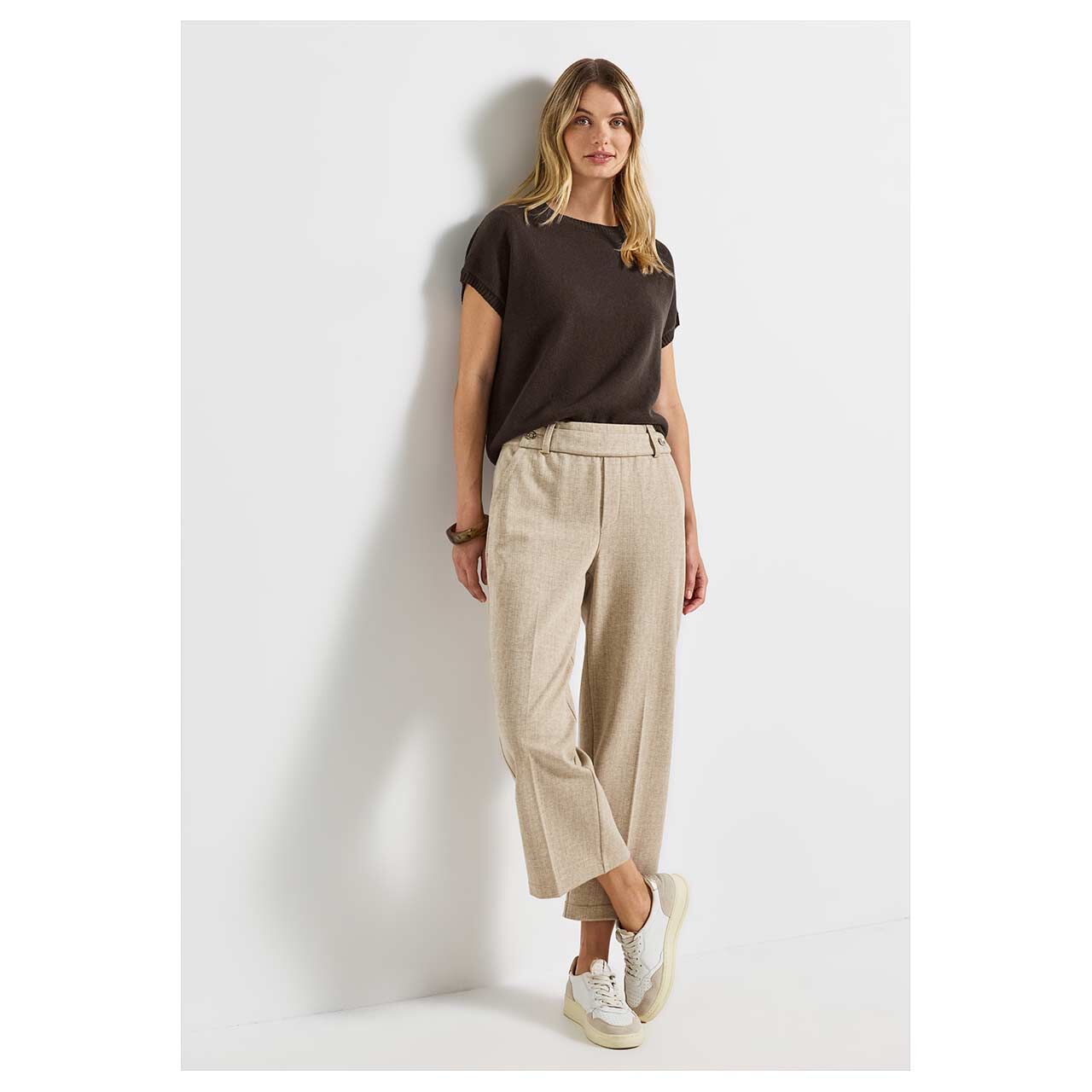Damen Kurzarm Pullover von Street One in Dunkelbraun, Ganzkörperansicht am Model gestylt