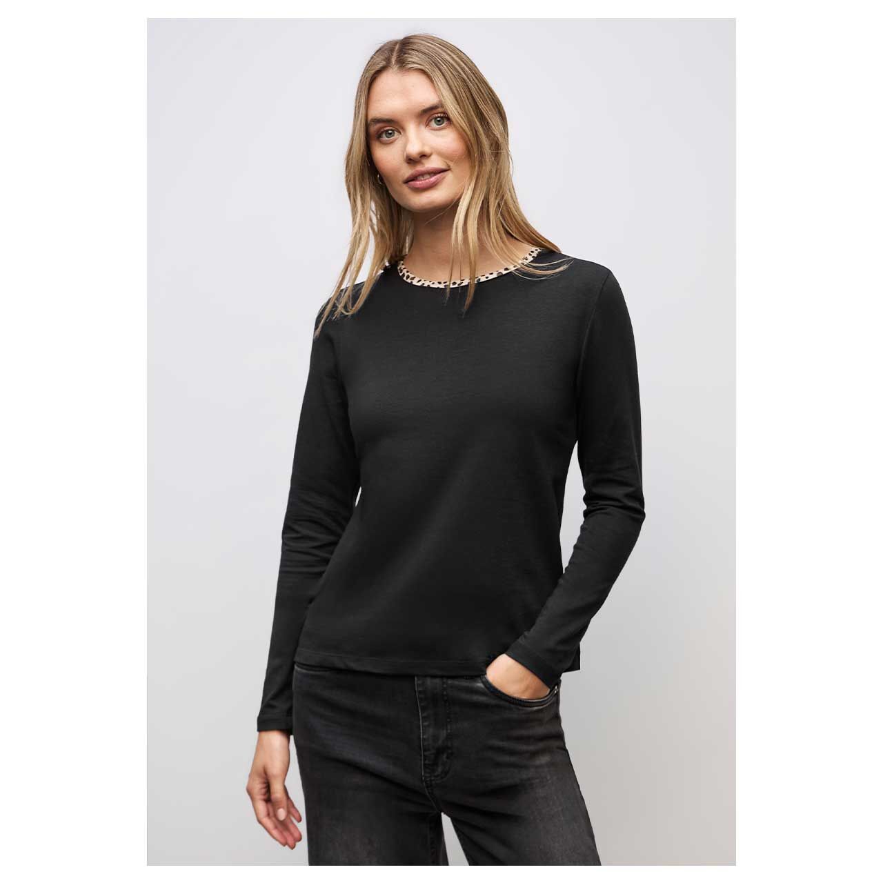 Damen Langarm Shirt Basic Jersey von Street One in Schwarz mit Print, detaillierte Vorderansicht am Model