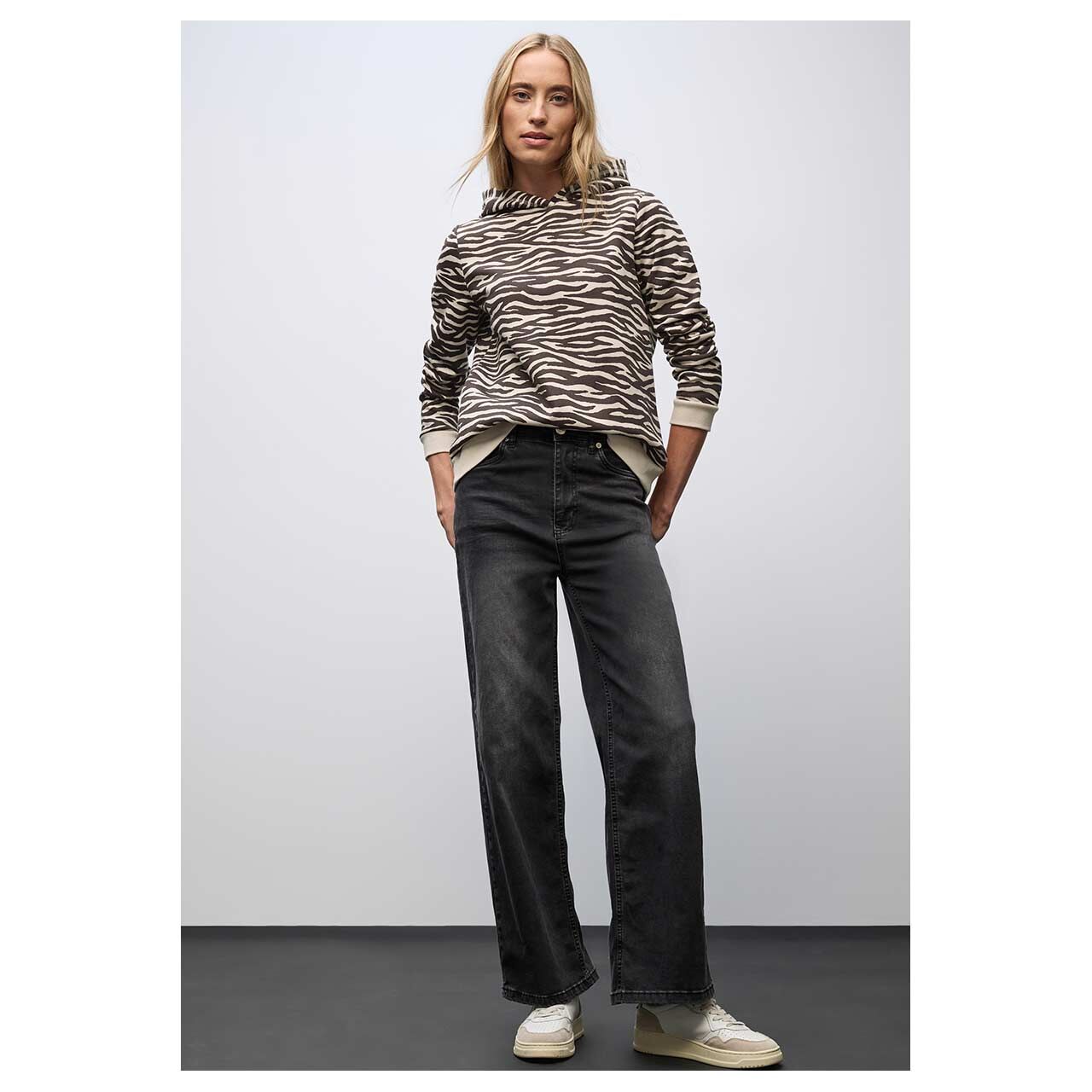 Damen Hoodie Sweatshirt von Street One in Dunkelbraun mit Print, Ganzkörperansicht am Model