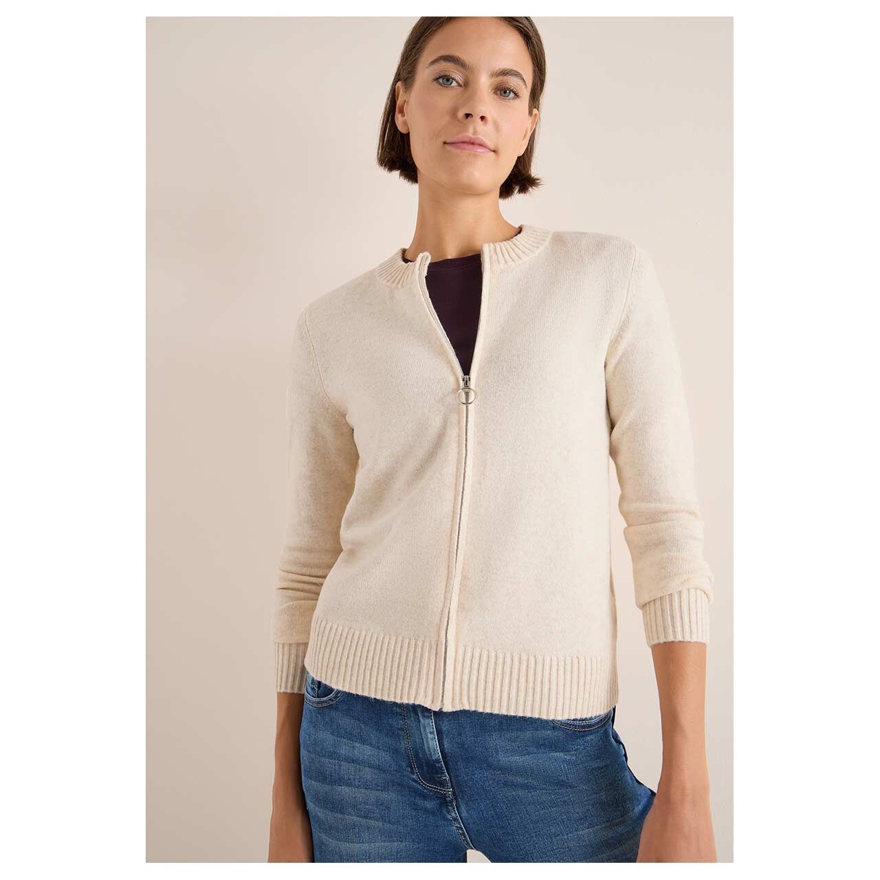 Damen Strickjacke Cosy Zipper Cardigan von Cecil in Hellbeige meliert, geschlossene Vorderansicht am Model