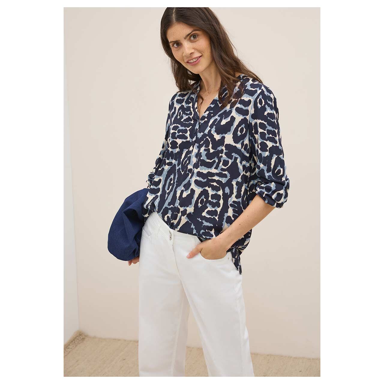 Damen Langarm Bluse von Cecil in Dunkelblau mit Print, Vorderansicht am Model