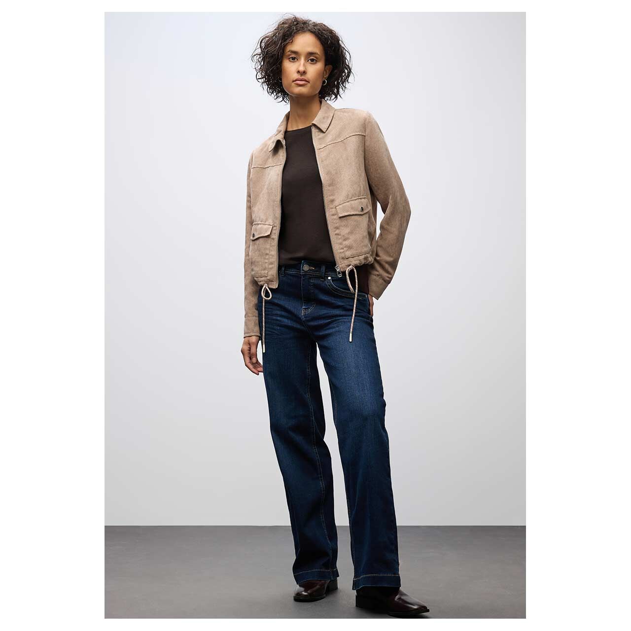 Damen T-Shirt Basic Puff Sleeve von Street One in Dunkelbraun, Ganzkörperansicht am Model