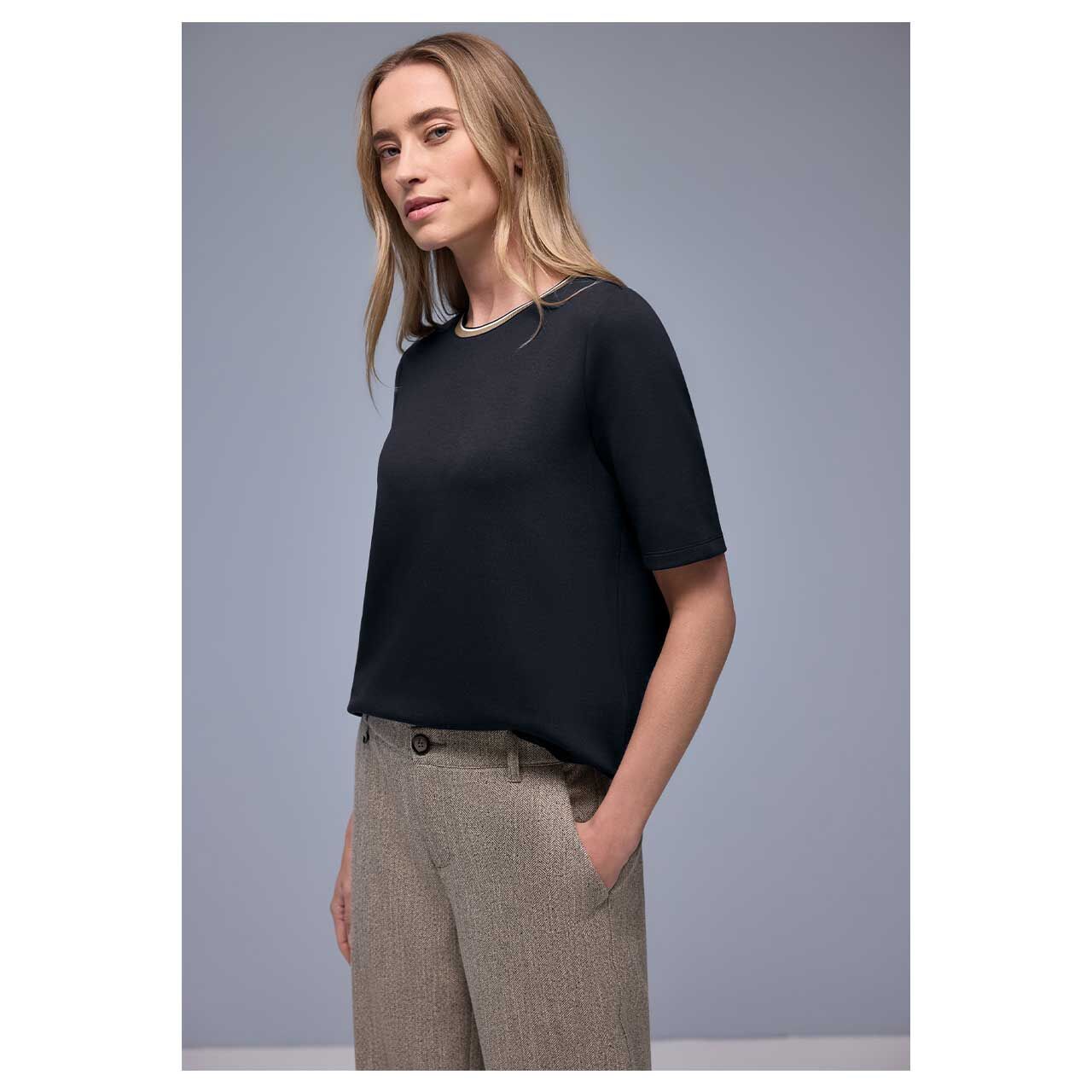 Damen T-Shirt Striped Collar von Street One in Dunkelblau, Vorderansicht am Model