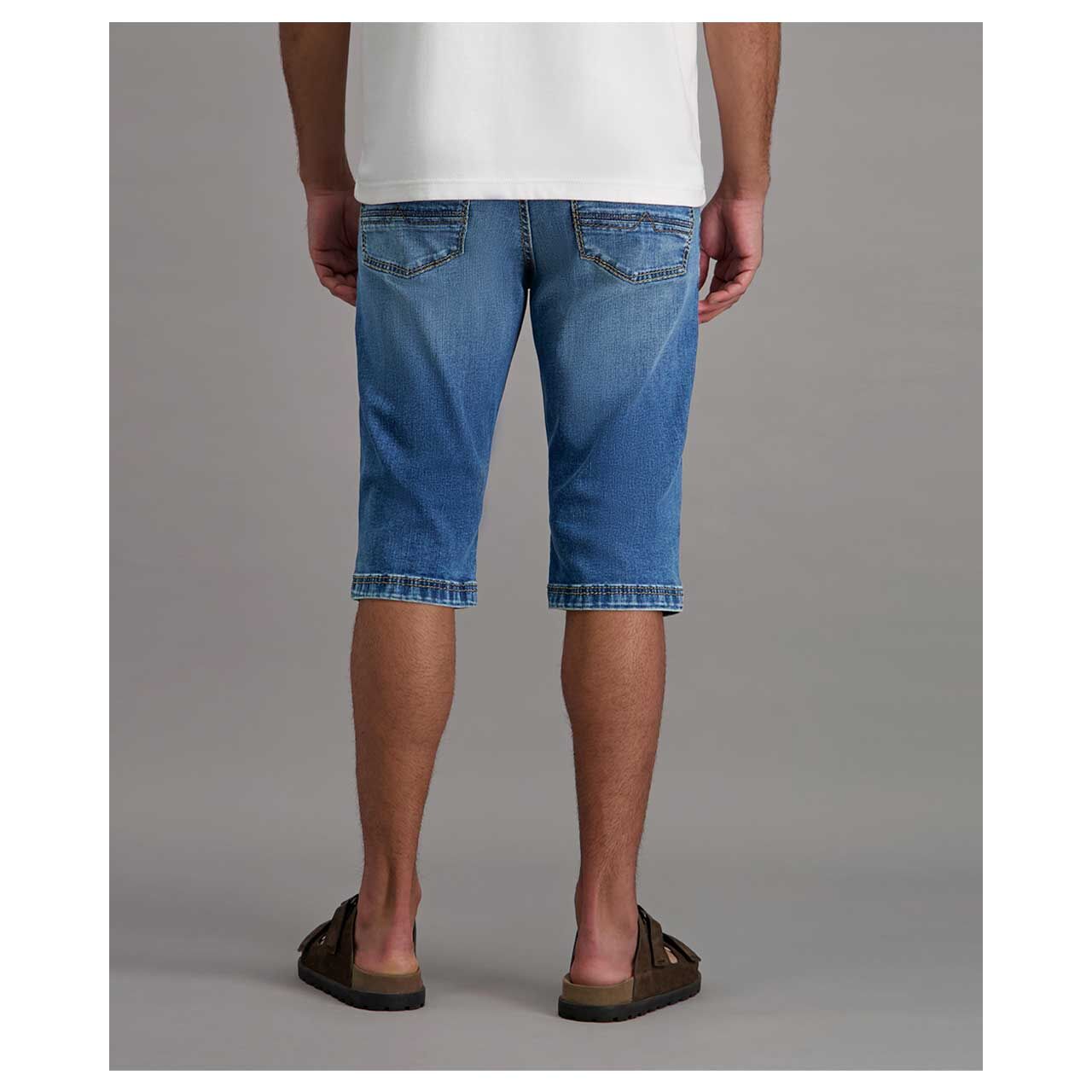 Bermuda Jeans Rouven Megaflex von Pioneer in Blau angewaschen, Rückansicht am Model