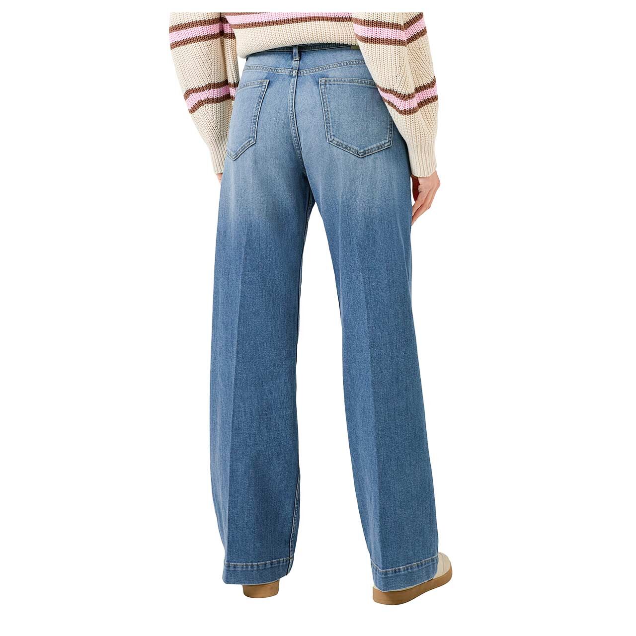 Stretch Damenjeans Suri von s.Oliver in Blau angewaschen, Rückansicht am Model